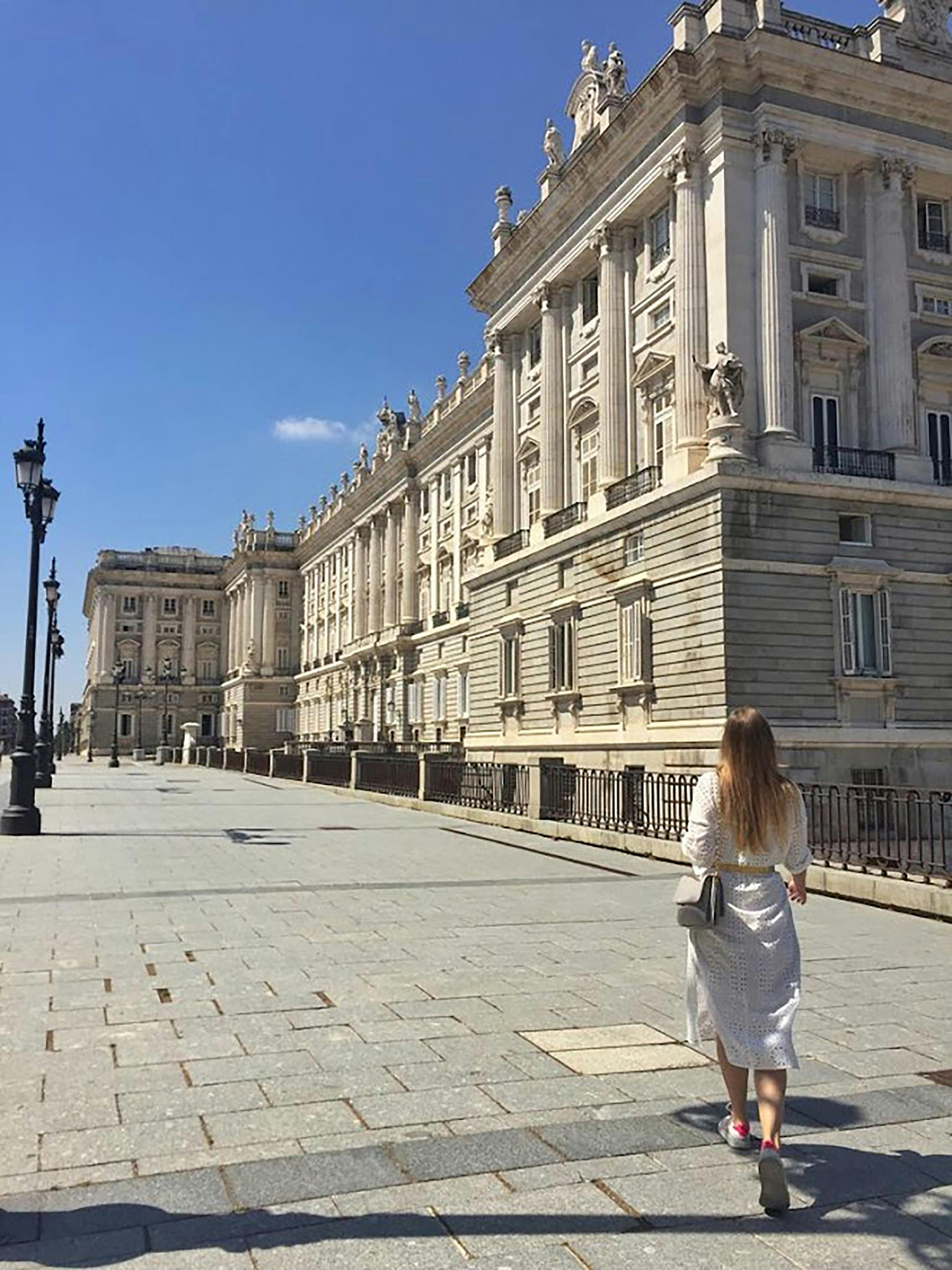Madrids svar på Amalienborg hedder Palacio Real. Kvinde, der går ved Palacio Real.