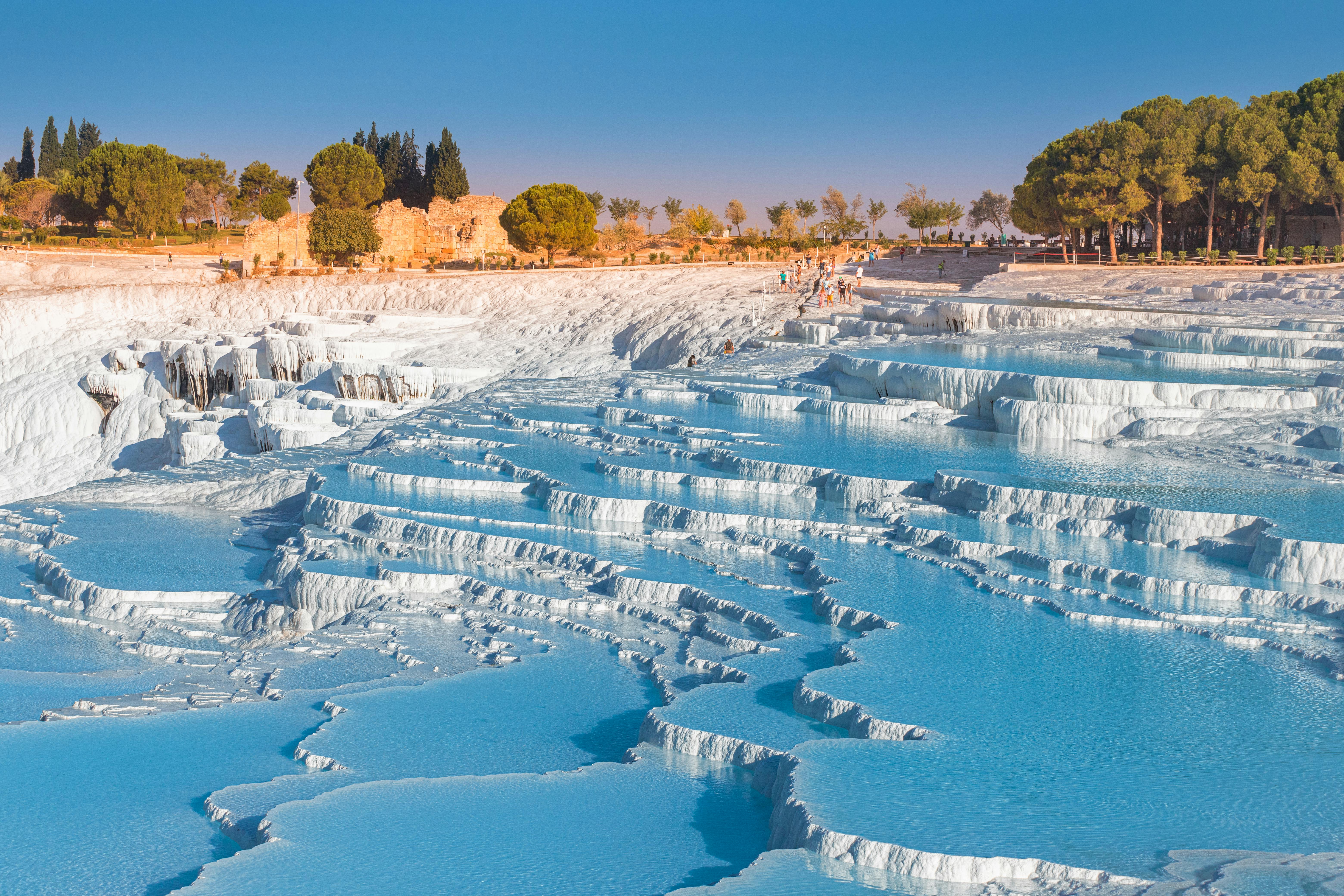 De smukke, naturlige kalkstenterasser i Pamukkale. Pamukkale, Tyrkiet