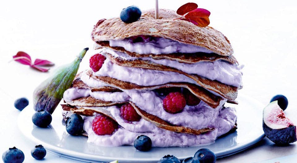 Bananpandekage-tårn med hindbærcreme