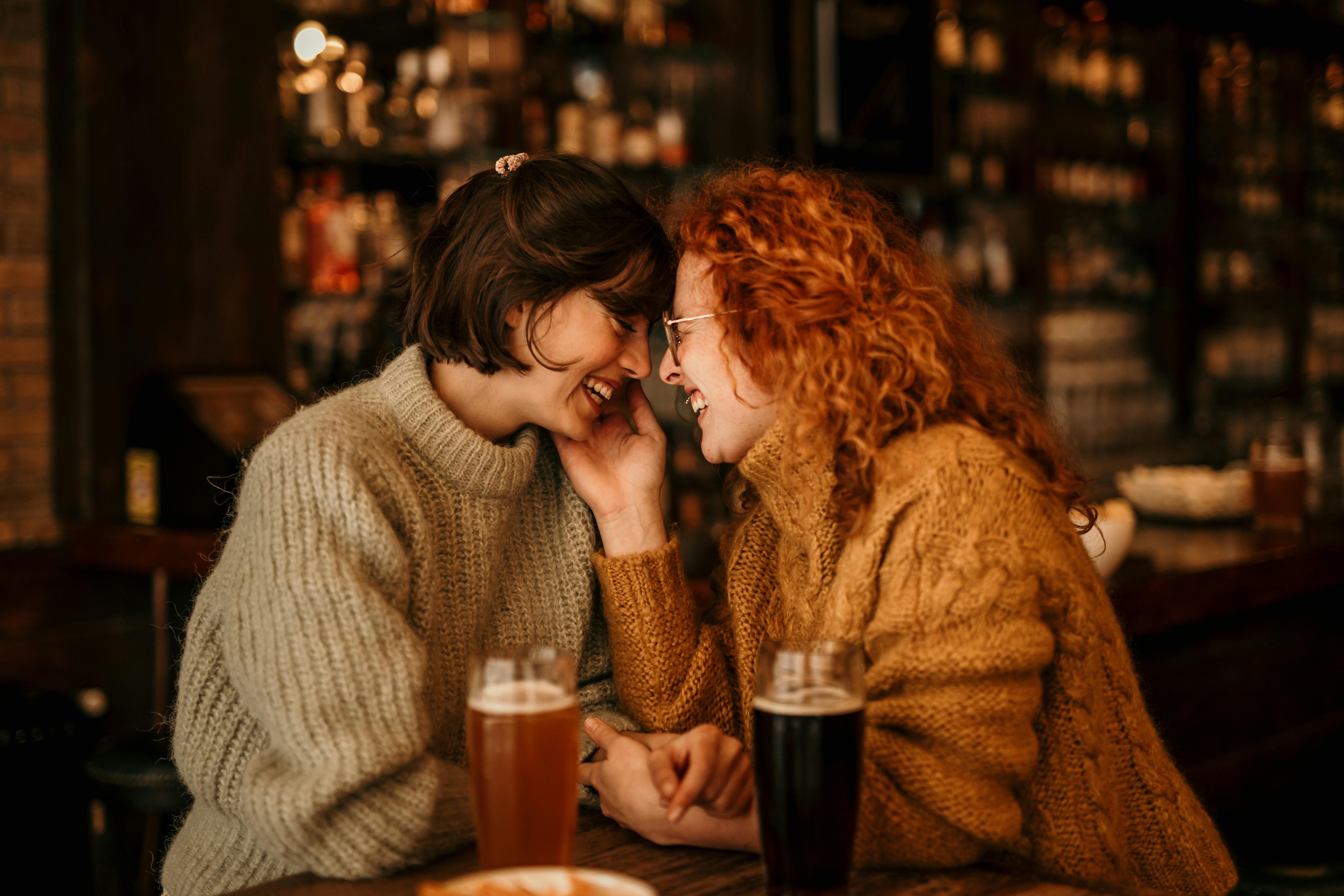 Måske finder du din næste kæreste på Tinder? To kvinder forelsket på em bar