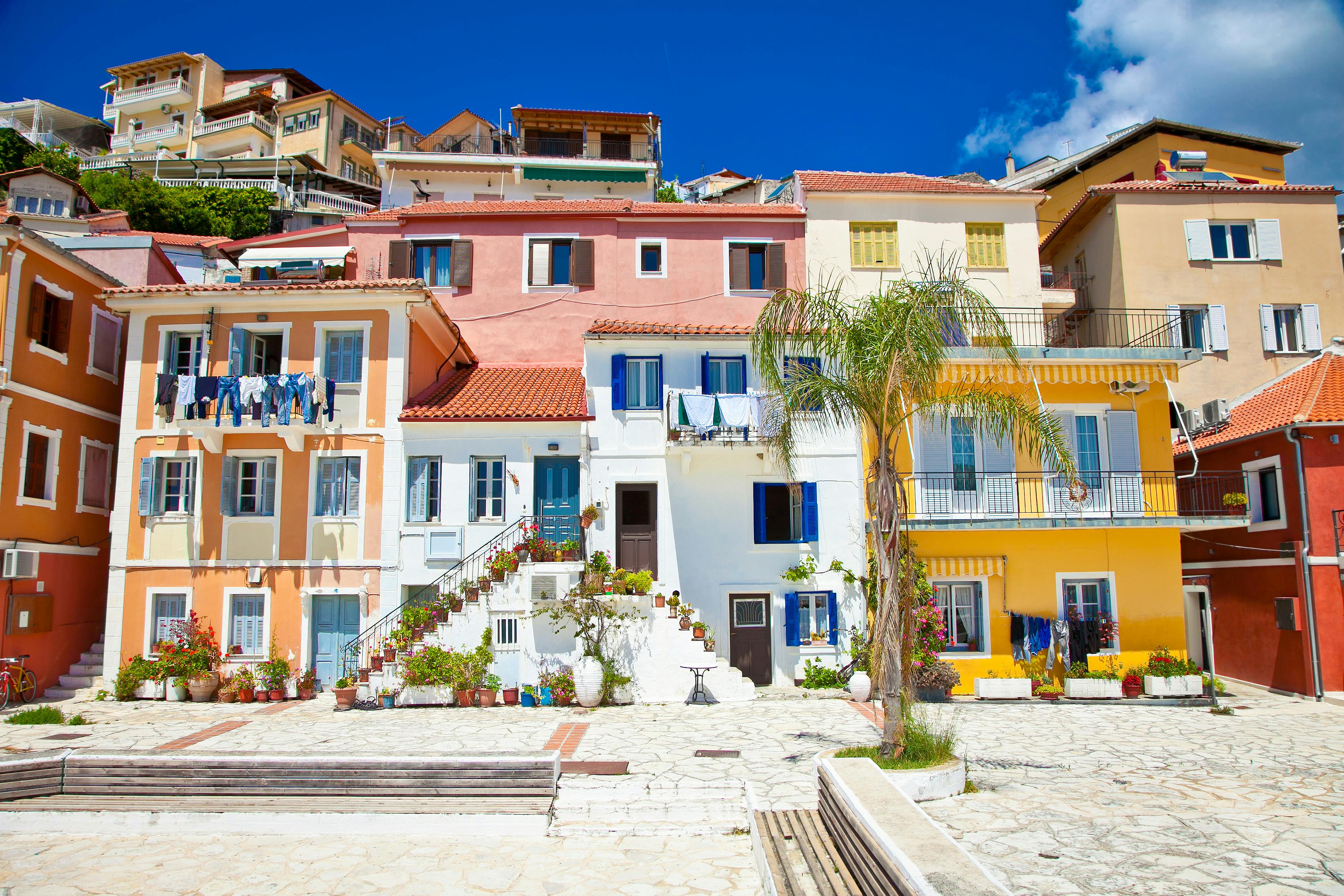 I Parga finder du de smukkeste, farverige huse. Parga i Grækenland som bryllupsrejsedestination