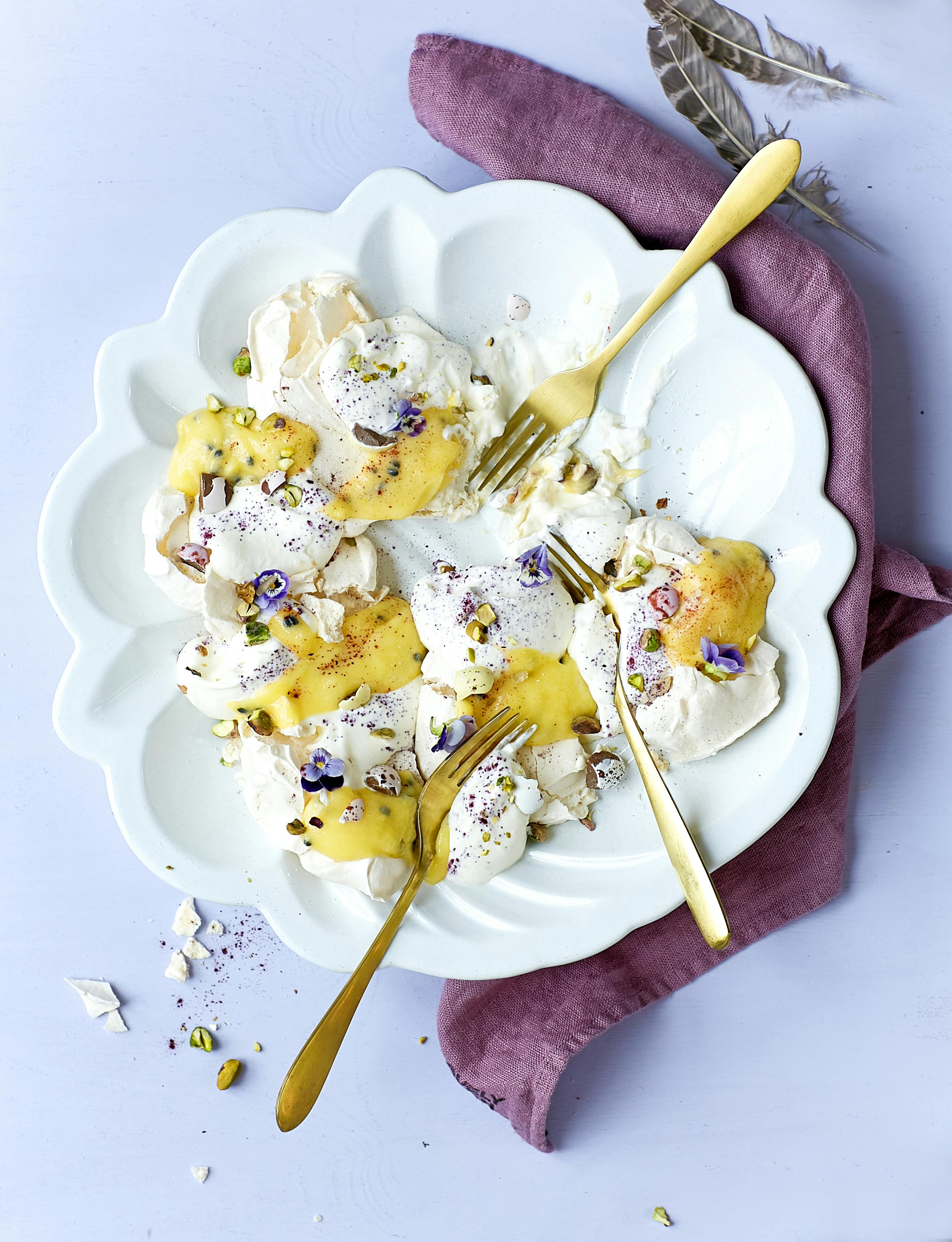Smashed pavlova med pasjonsfruktcurd, krem og ristede pistasjnøtter