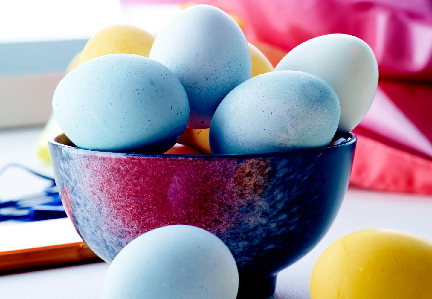 Fargede egg i skål