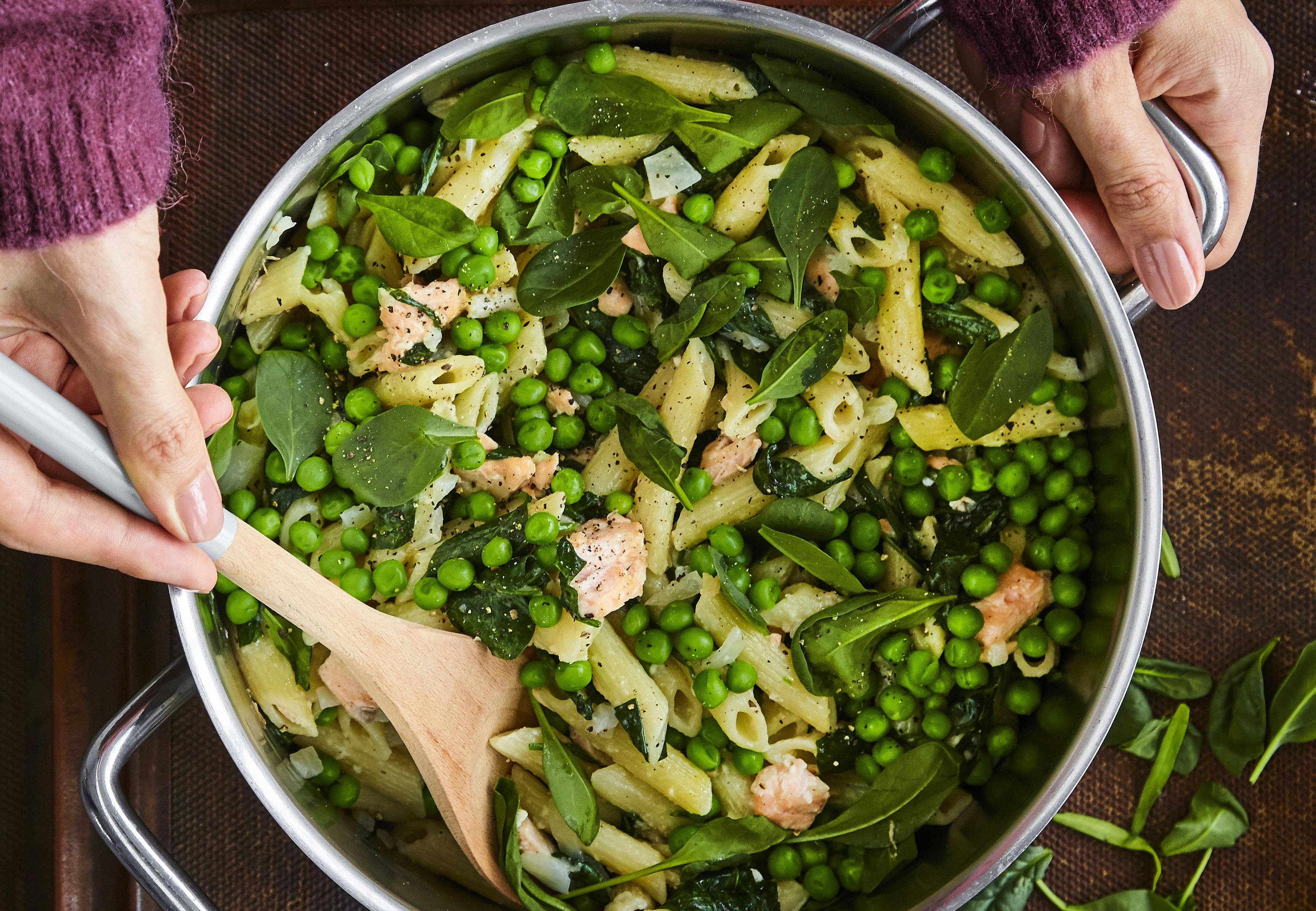Massor av fullkorn One pot-pasta med lax och spenat