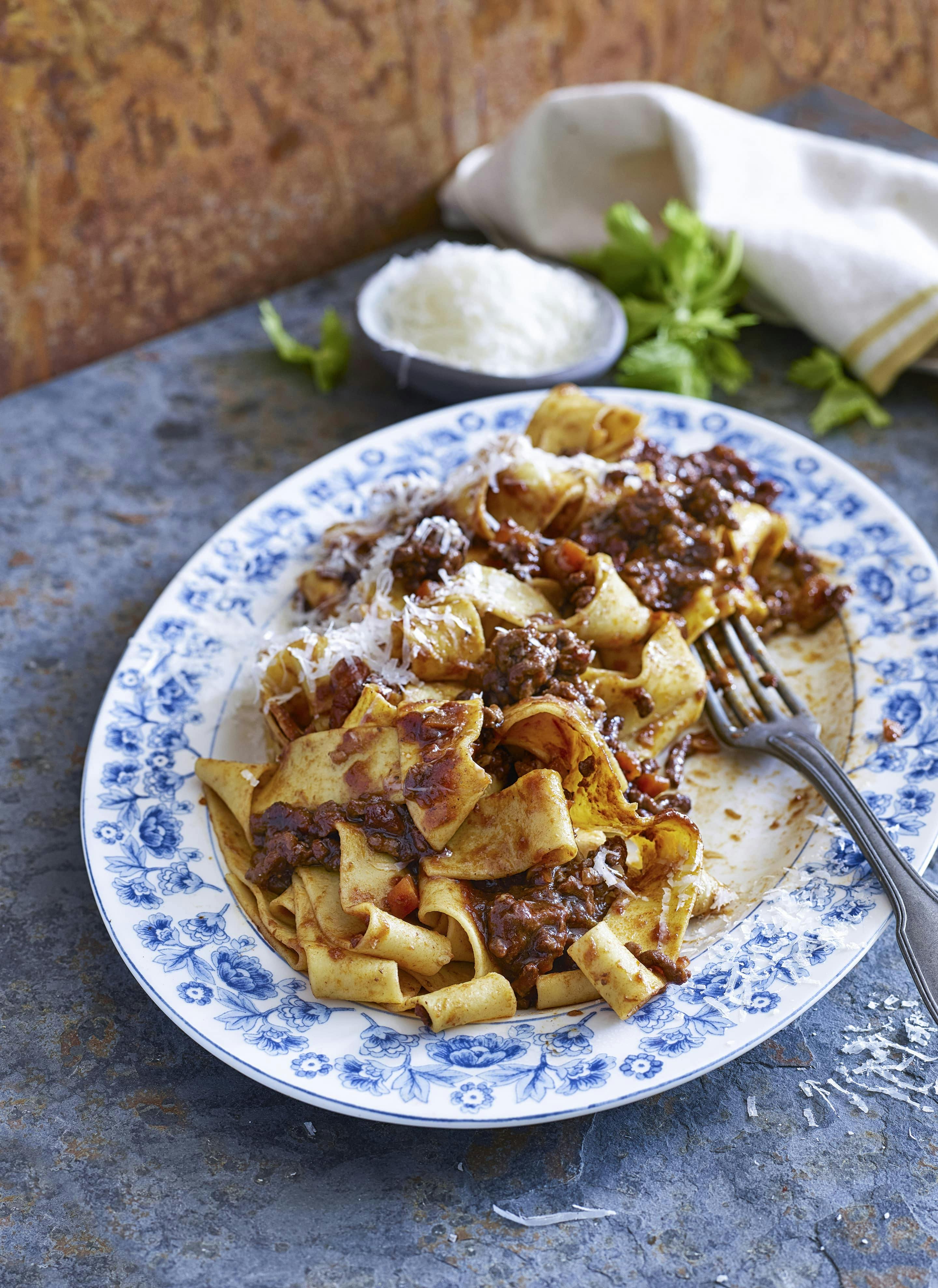 Ragu-kødsauce alla Italien. Ragu-kødsauce med oksekød og grøntsager.