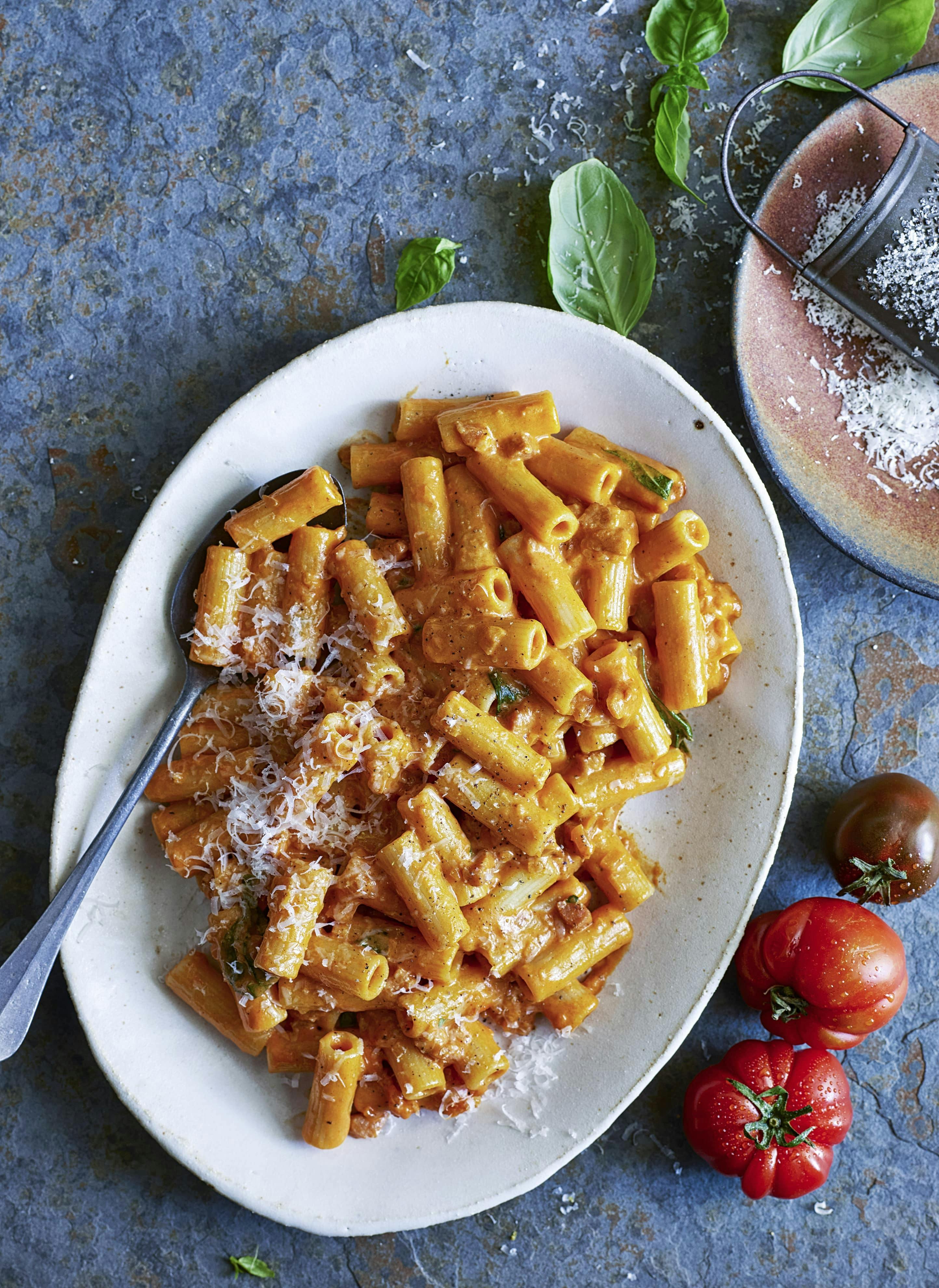 Må vi introducere: Vodkapasta! Alkoholen fordamper under tilberedning, så børn kan sagtens spise med. Vodka pasta, nem hverdagsret.