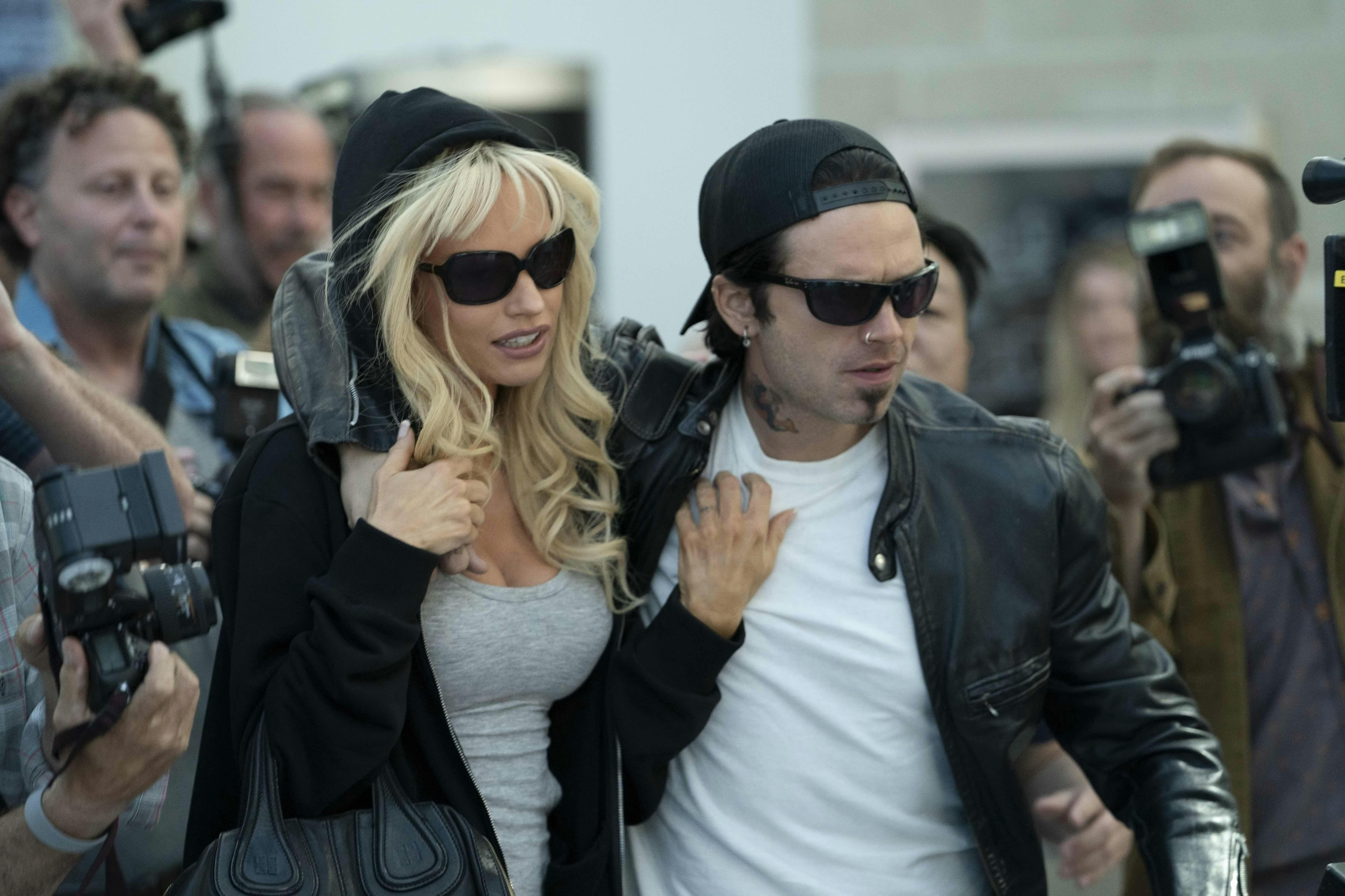 Skuespillerinden Pamela Anderson og musikeren Tommy Lee fik stjålet deres sextape fra deres hus. Pamela Anderson og Tommy Lee i Pam and Tommy