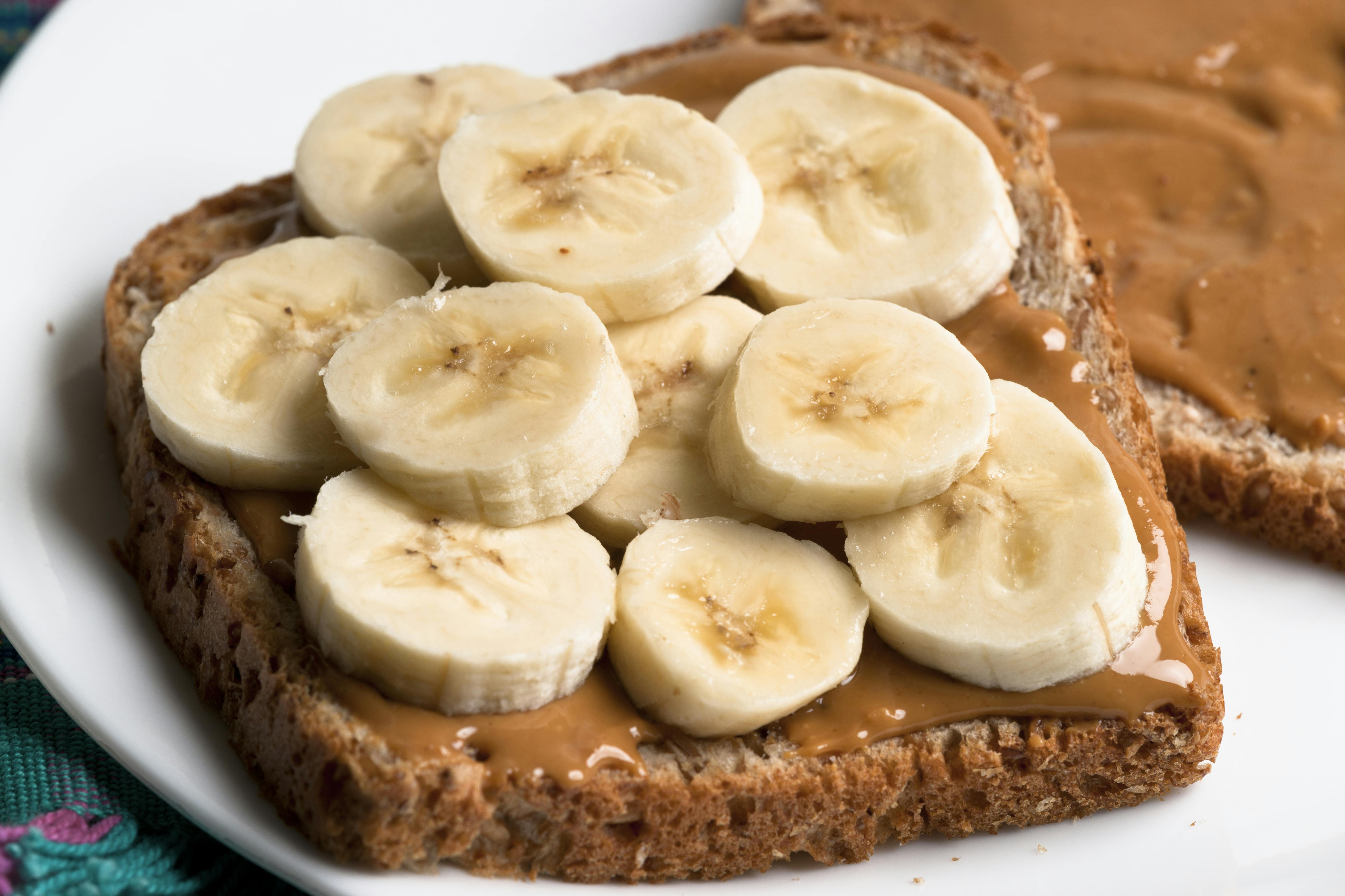 Det smager godt, og det holder dig mæt længe! Brød med peanutbutter og banan
