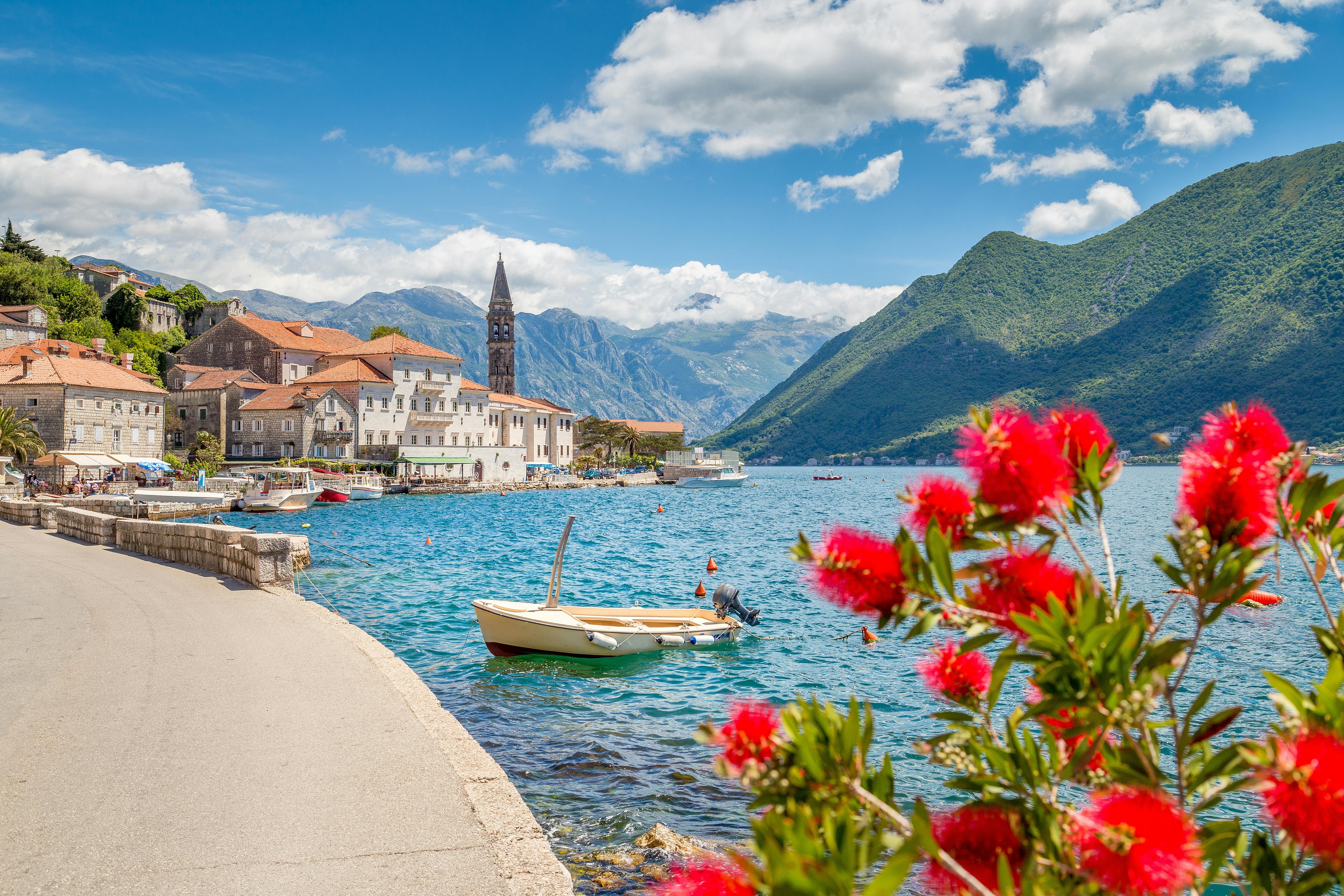 Den smukke kystby Perast. Perast, Montenegro