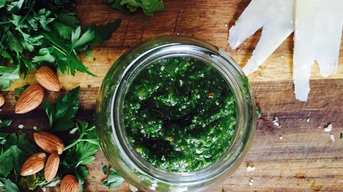Grøn pesto i glaskrukke