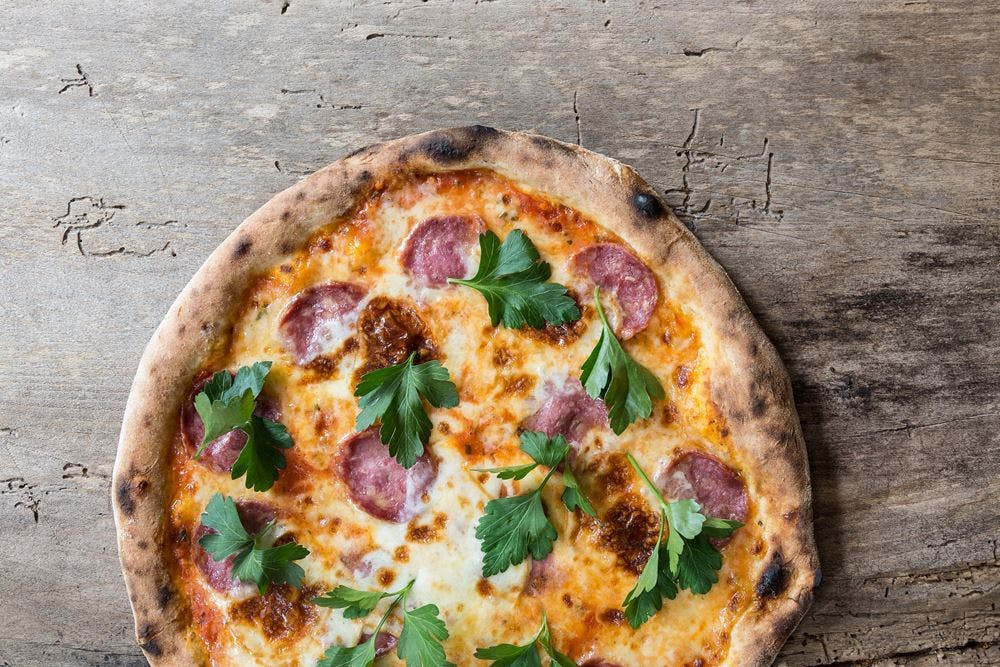 Er vi de eneste, der bliver sultne bare af at kigge på det billede? Bryllupsgave pizzakursus