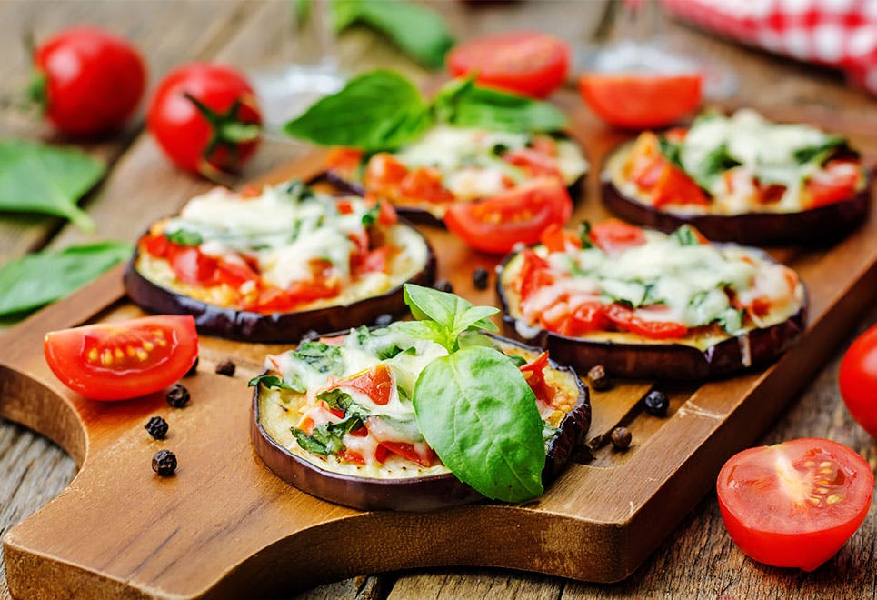 Pizza på auberginebunn Sunn pizza lagd på en bunn av aubergine