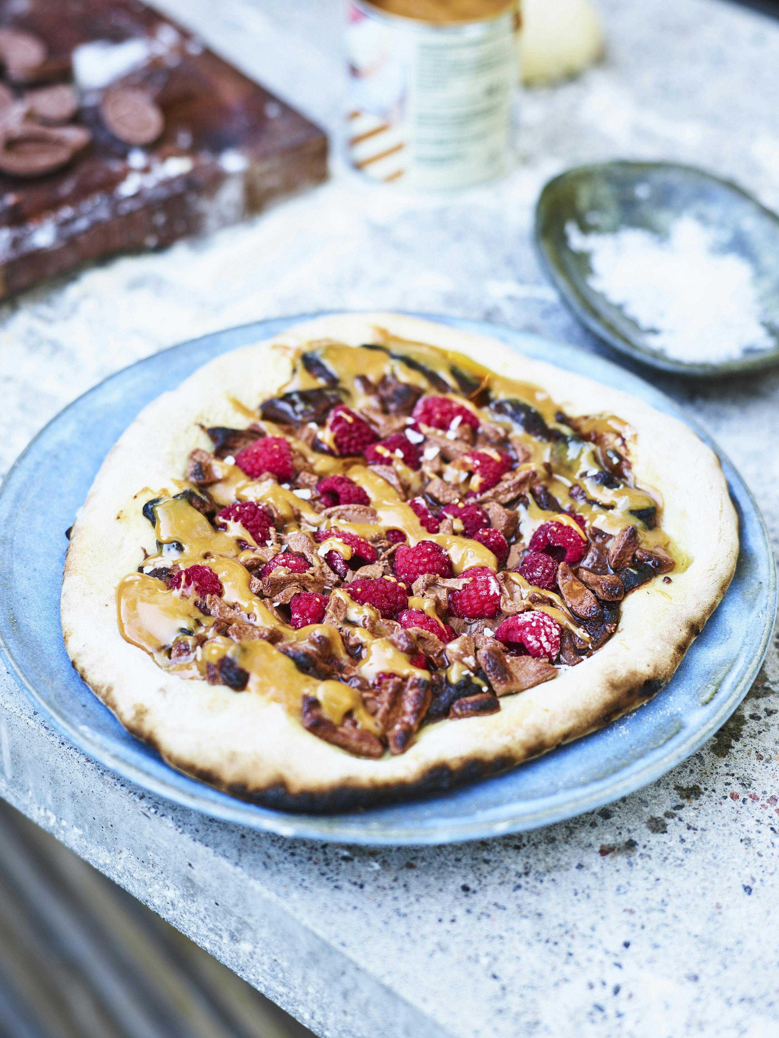 Den vildeste bombe af en dessert-pizza! Pizza med nøddecreme, dulce de leche, chokolade, flagesalt og hindbær