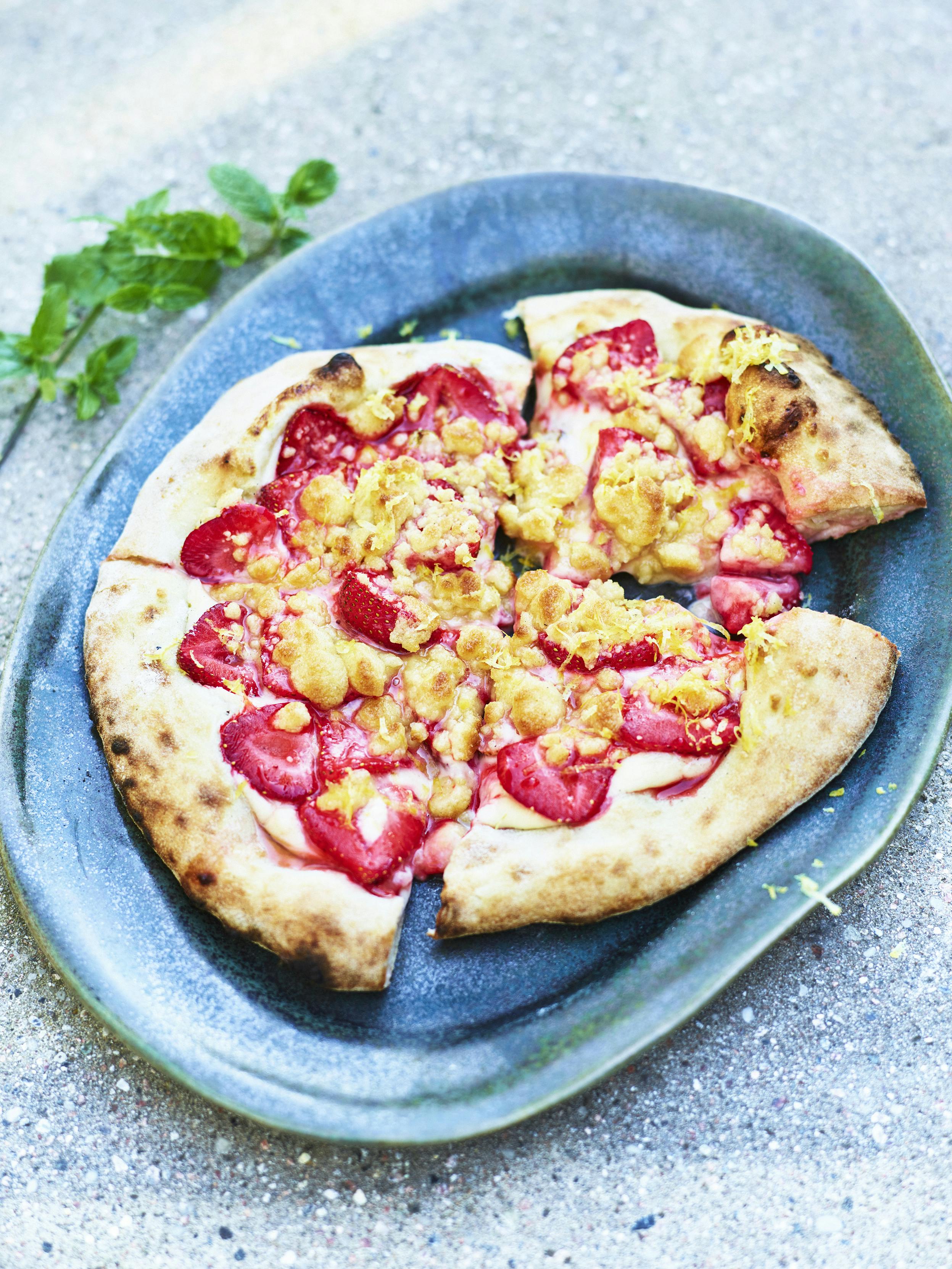 Faktisk fire former for bagværk i et: Cheesecake, mazarin, smuldredej og pizza. Pizza med jordbær og cheesecake