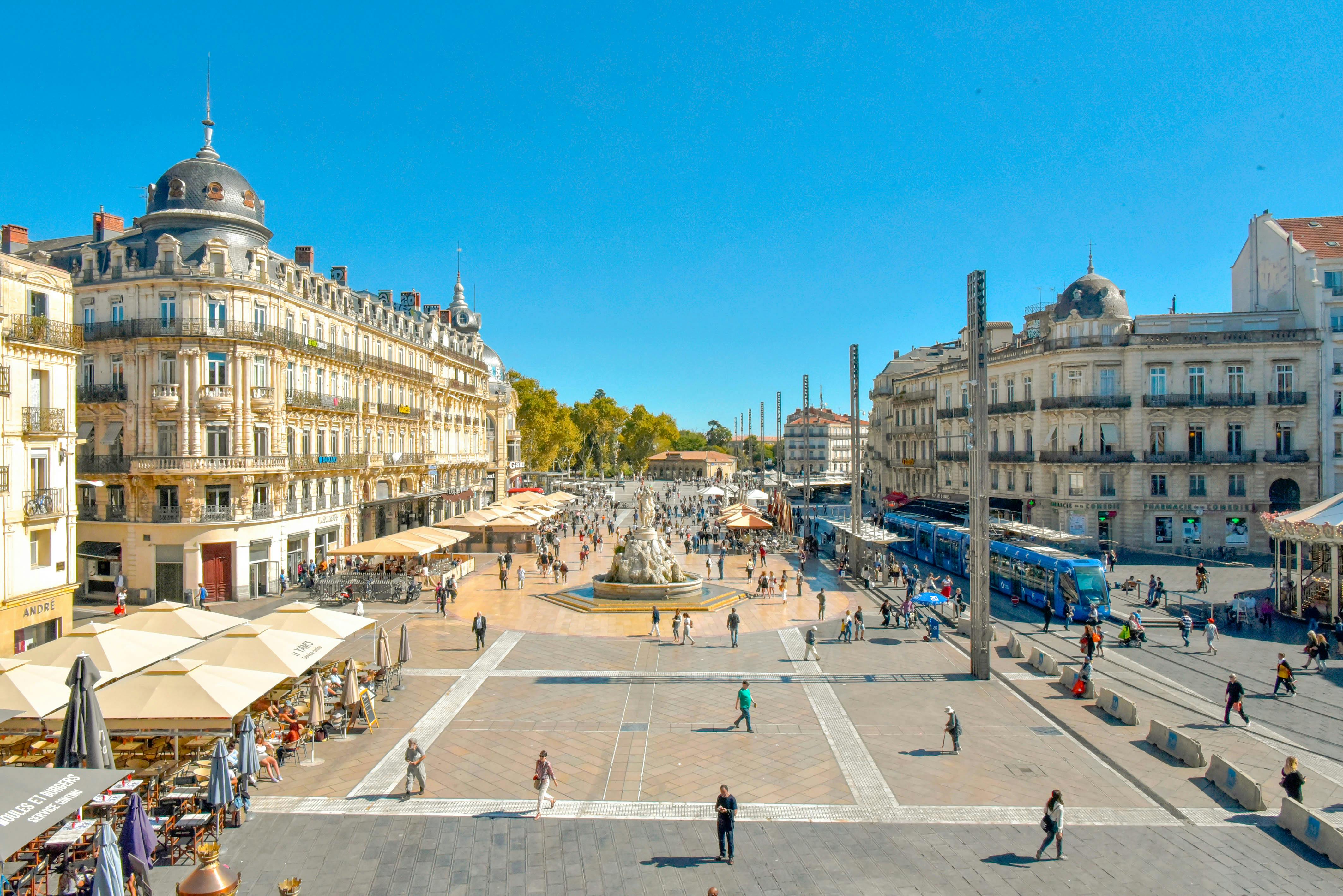 Montpelliers centrale plads, Place de la Comédie. Seværdighedsbillede til rejseguide til Montpellier.