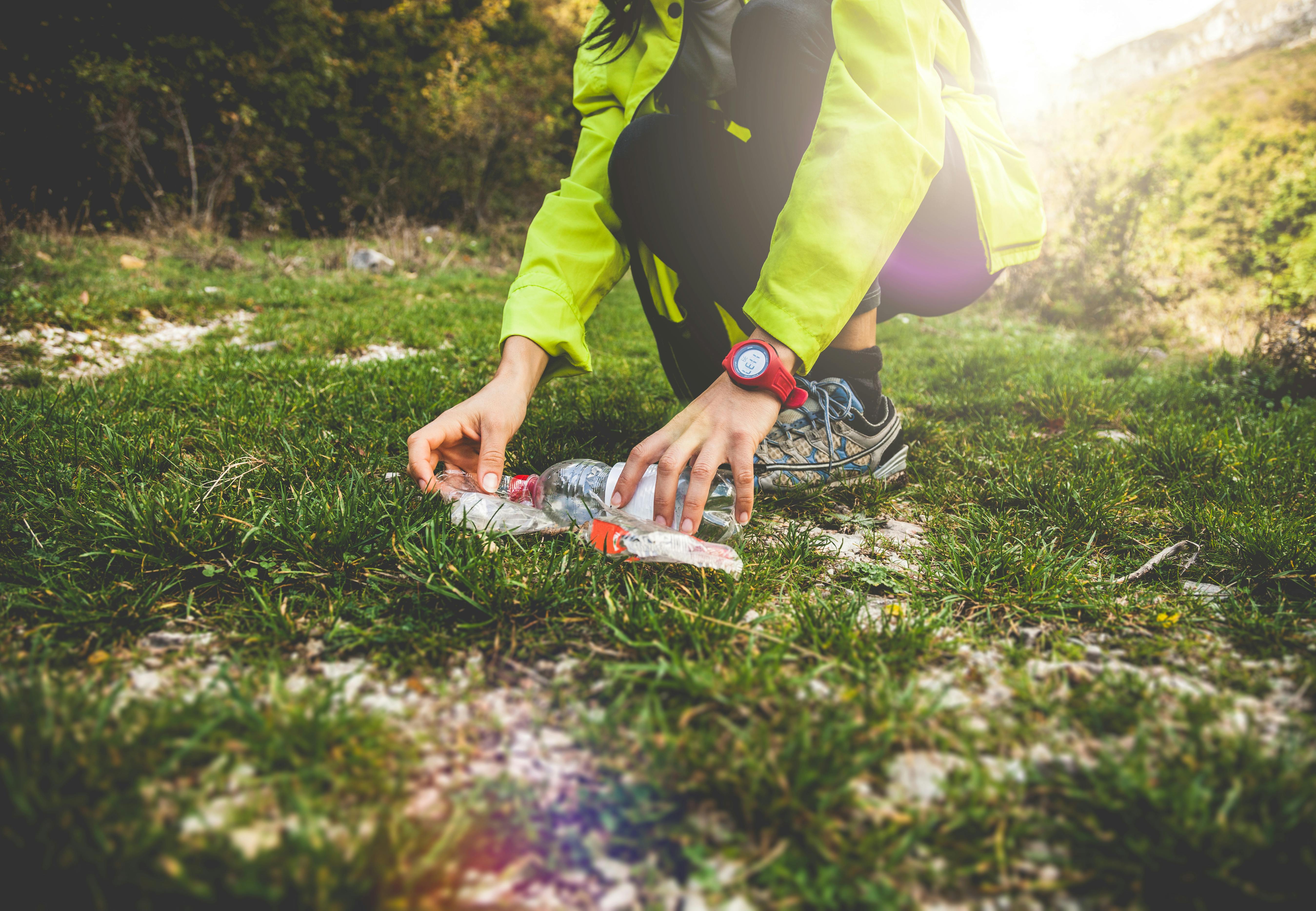 Plogging Plogging – Kvinde samler affald op.