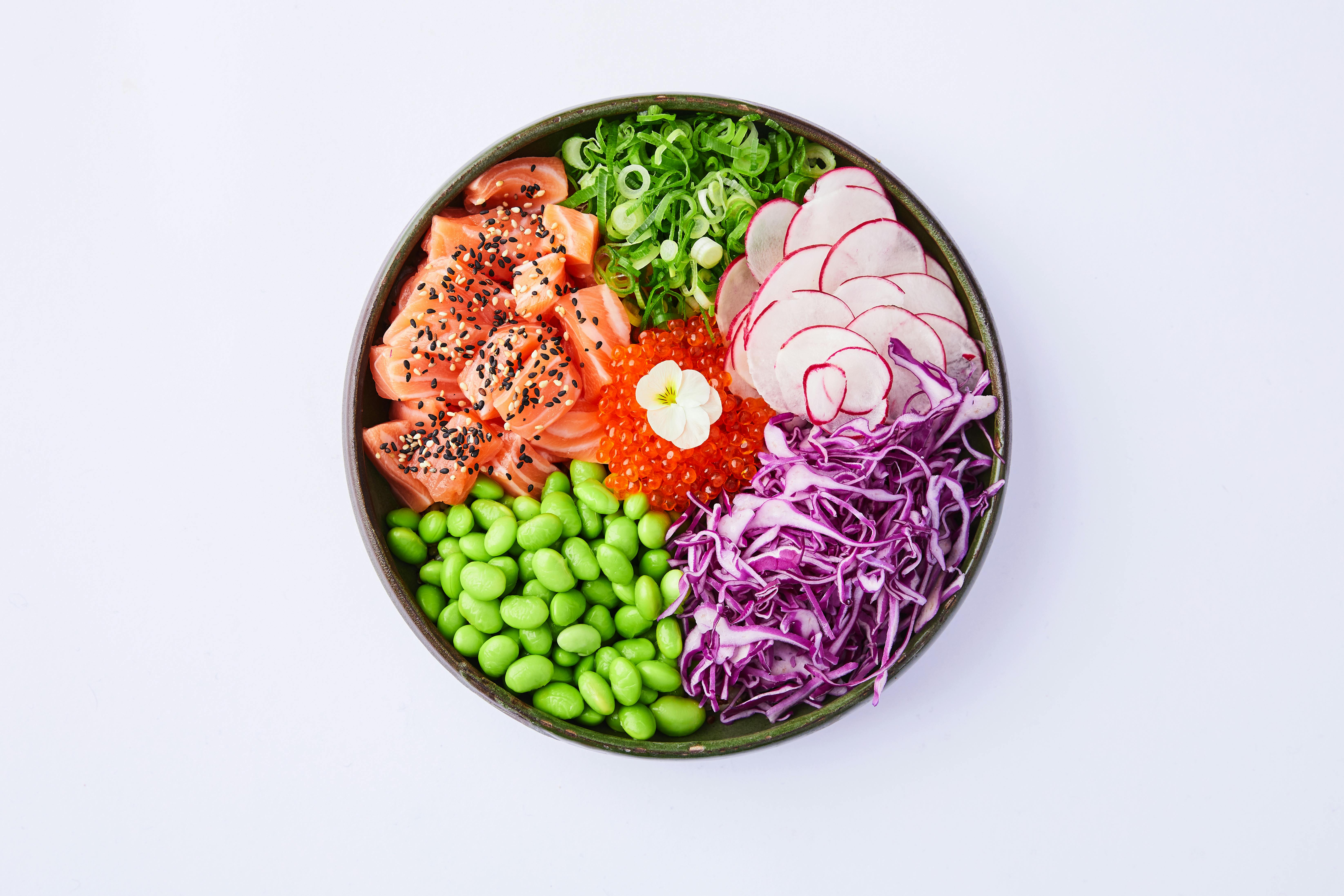 Se lige, hvor flot og forfriskende en poké bowl kan se ud! Poke bowl med laks