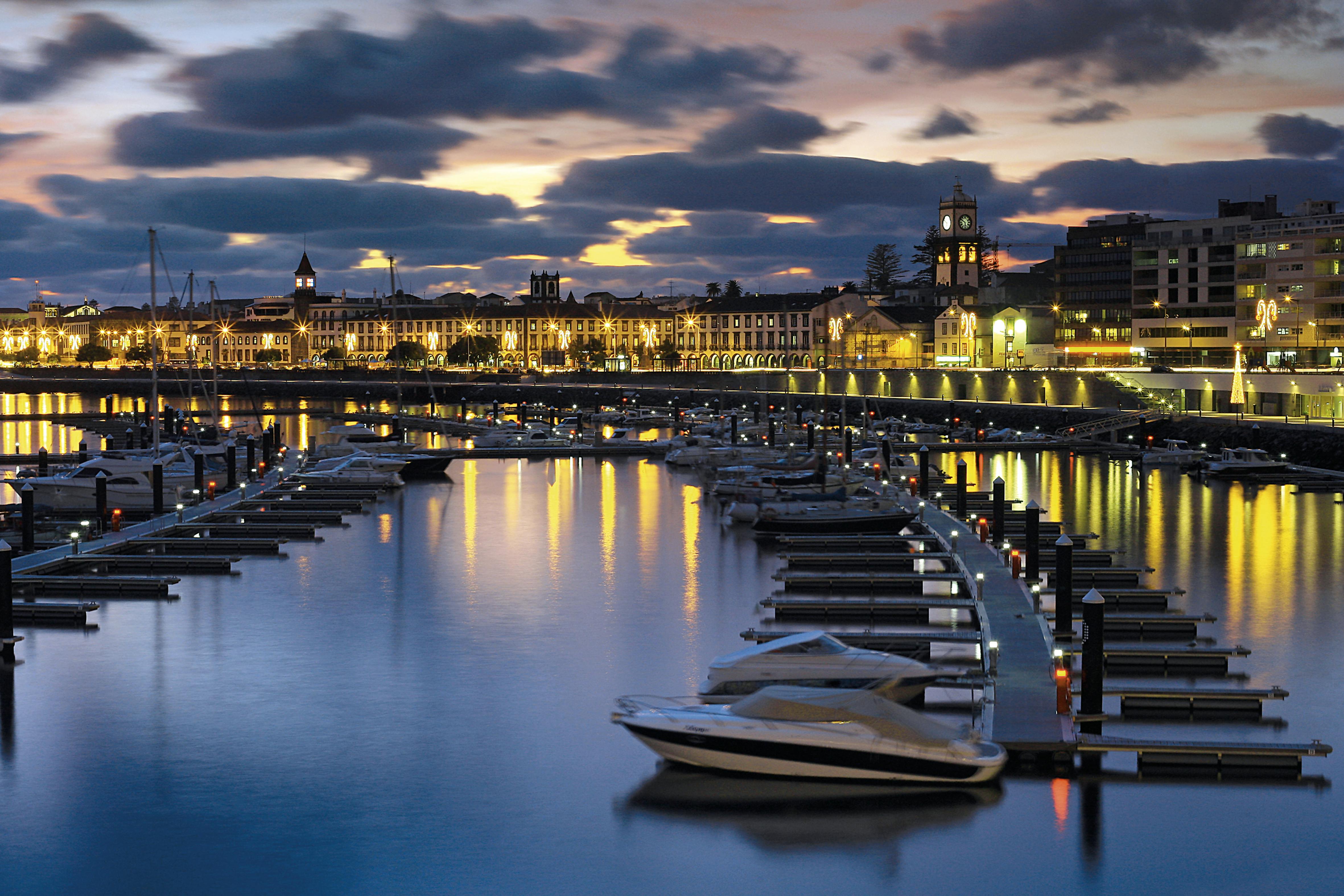 Azorernes hovedstad, Ponta Delgada, ligger på Azorernes hovedø, São Miguel. Azorerne, Atlanterhavet