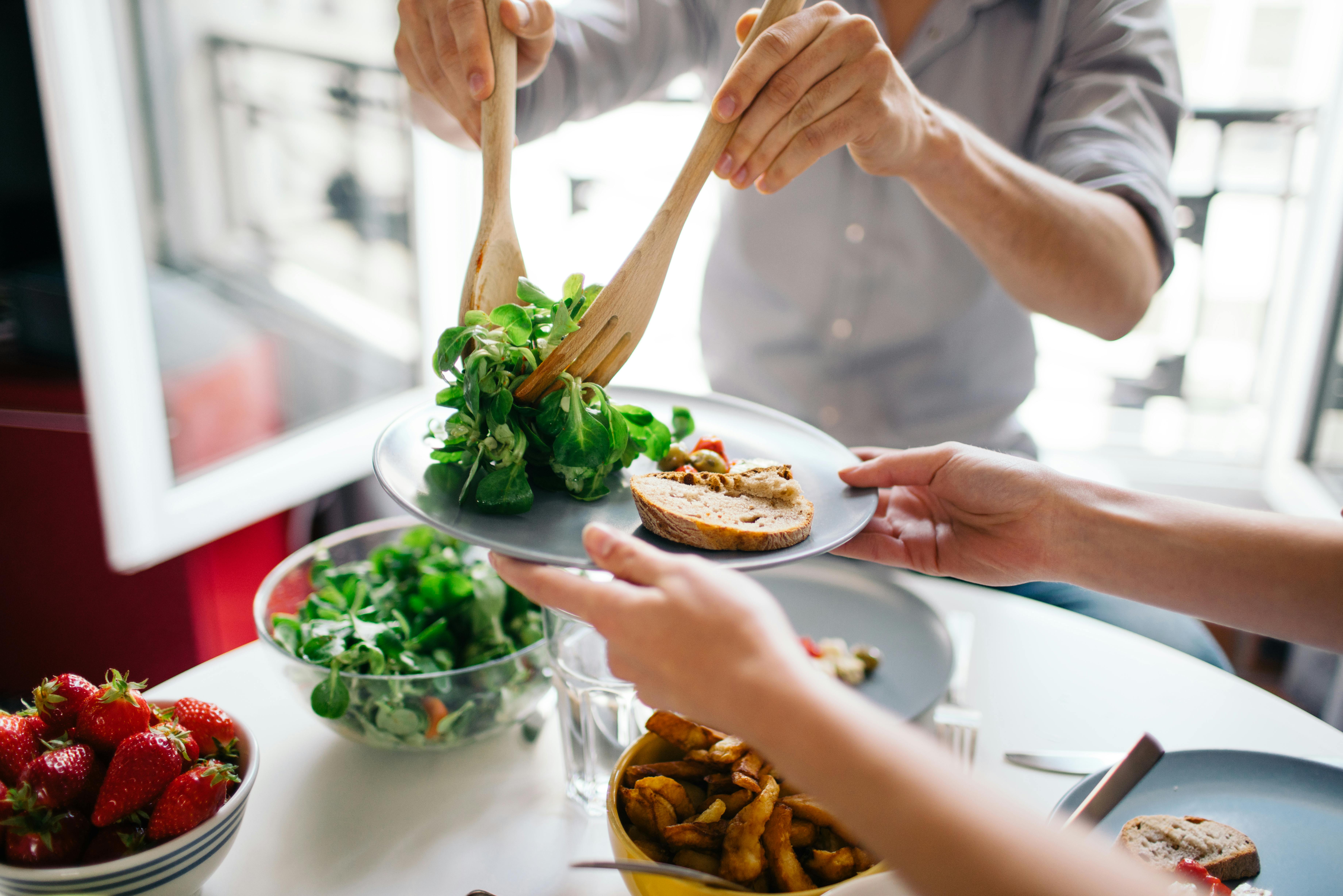 Spis konsekvent kun én portion eller vælg en mindre tallerken – du forbrænder nemlig mindre med alderen. Salat på en tallerken