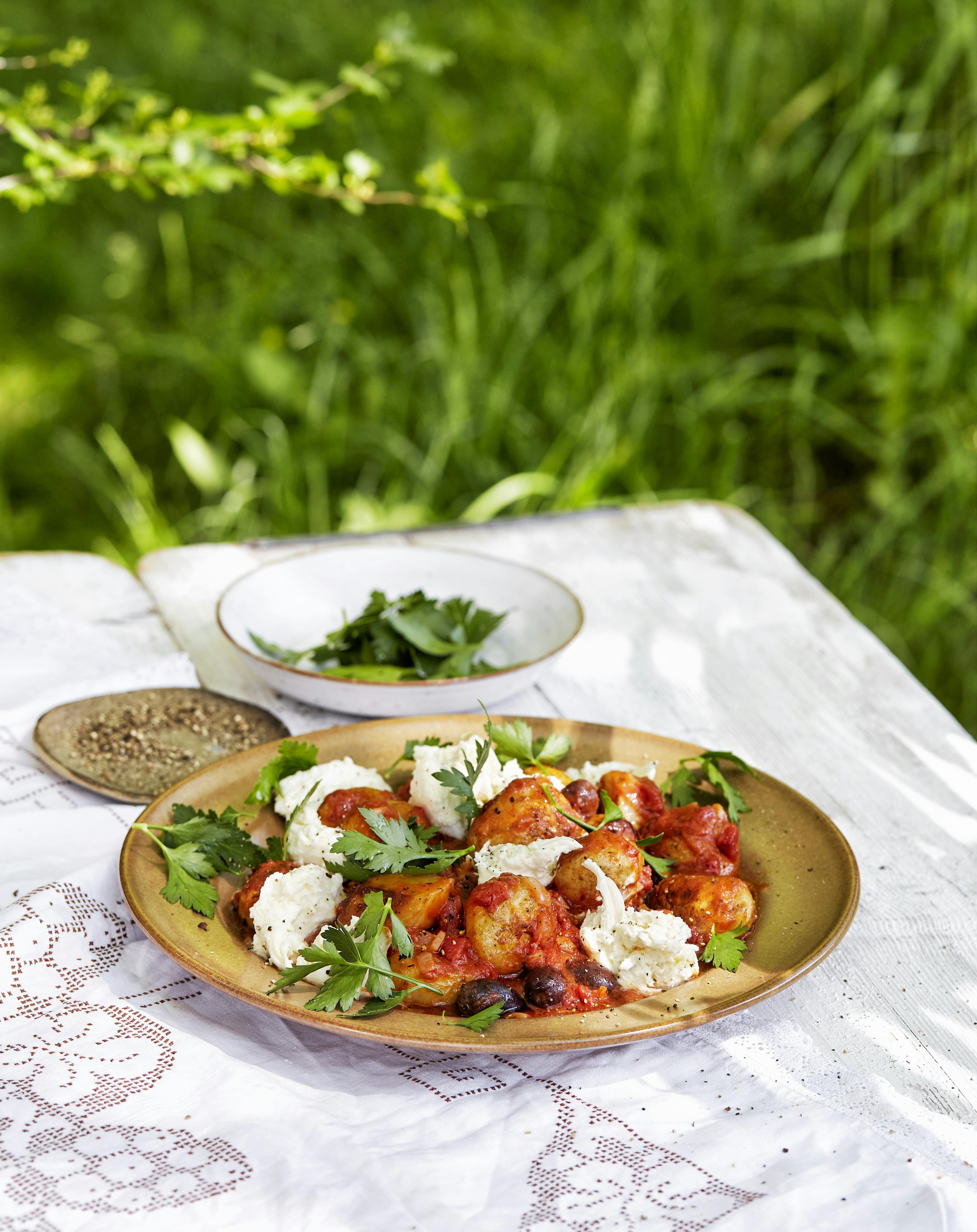 Næsten som i Italien. Mozzarella, tomater og oliven, i godt selskab med nye danske kartofler. Kartoffelsalat og sensommer