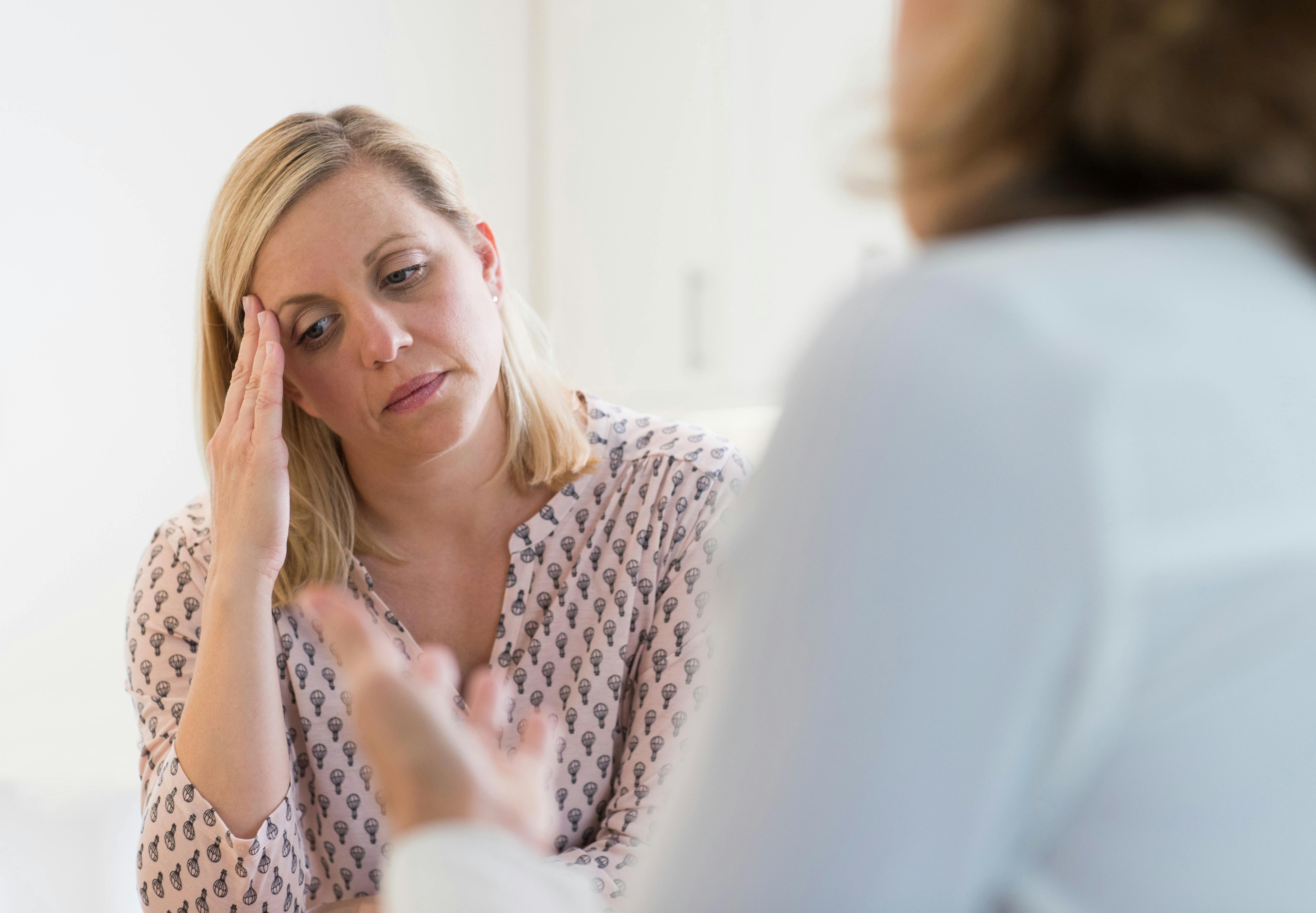 Det kan være en idé at opsøge en professionel samtalepartner, som kan hjælpe med det følsomme sprog. Moden kvinde er til psykolog