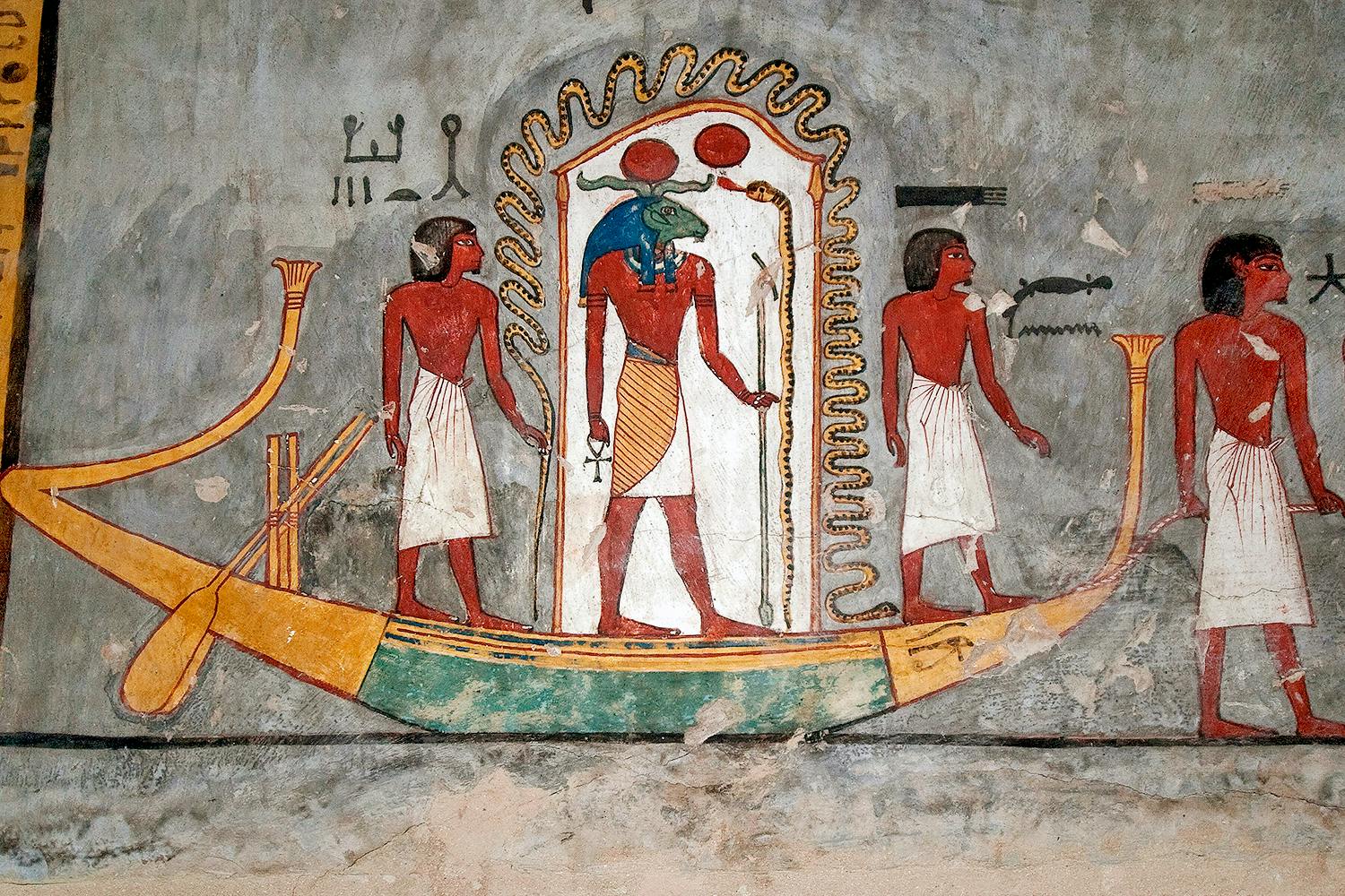 Den egyptiske solguden Re styr solbåten.