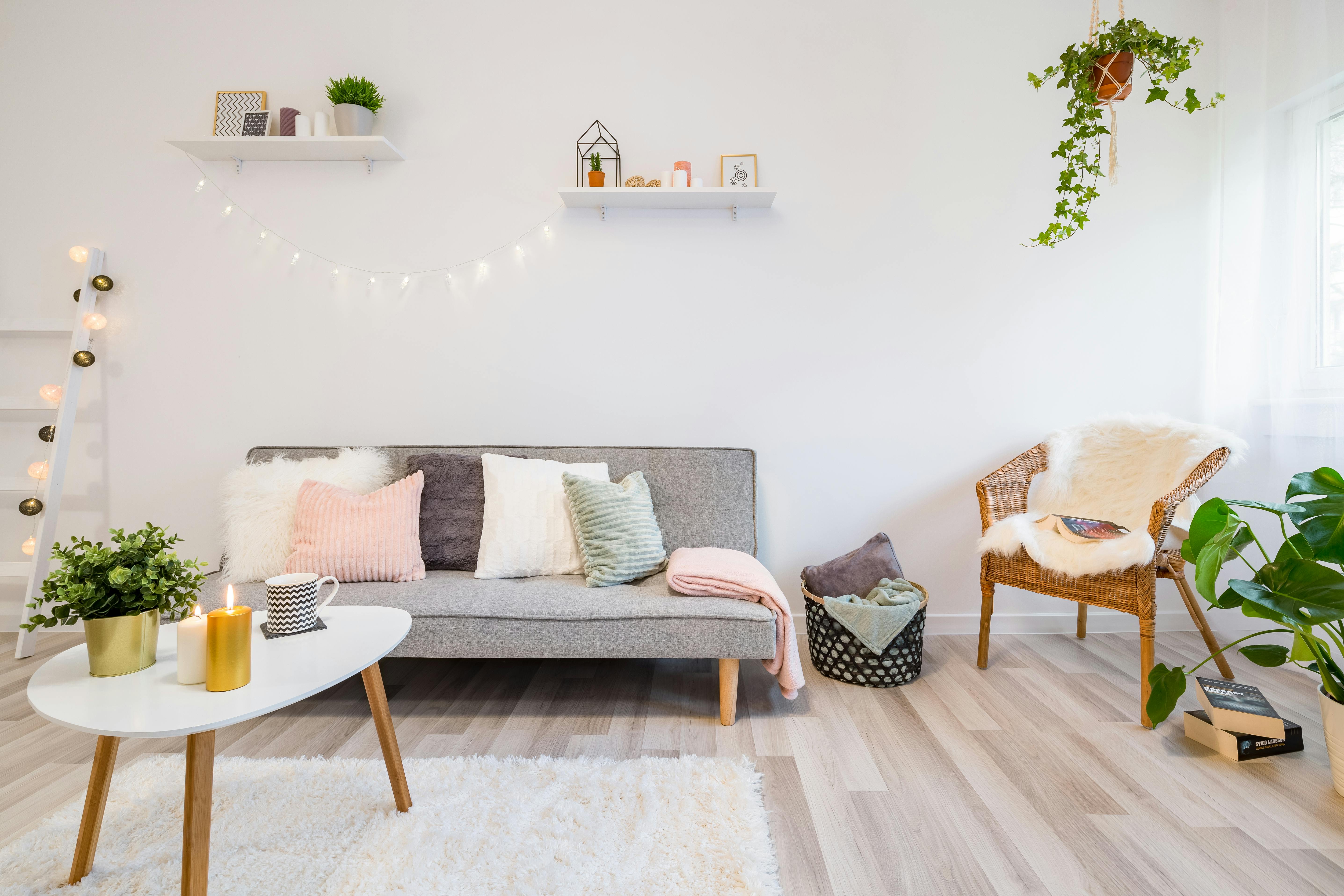På overfladen ser dit hjem rent og pænt ud – men skuffer og skabe er en anden ting. Pæn og ren stue med organiserede lys og planter