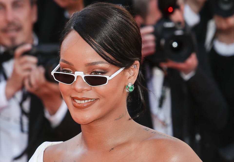 Rihanna i smalle hvide solbriller