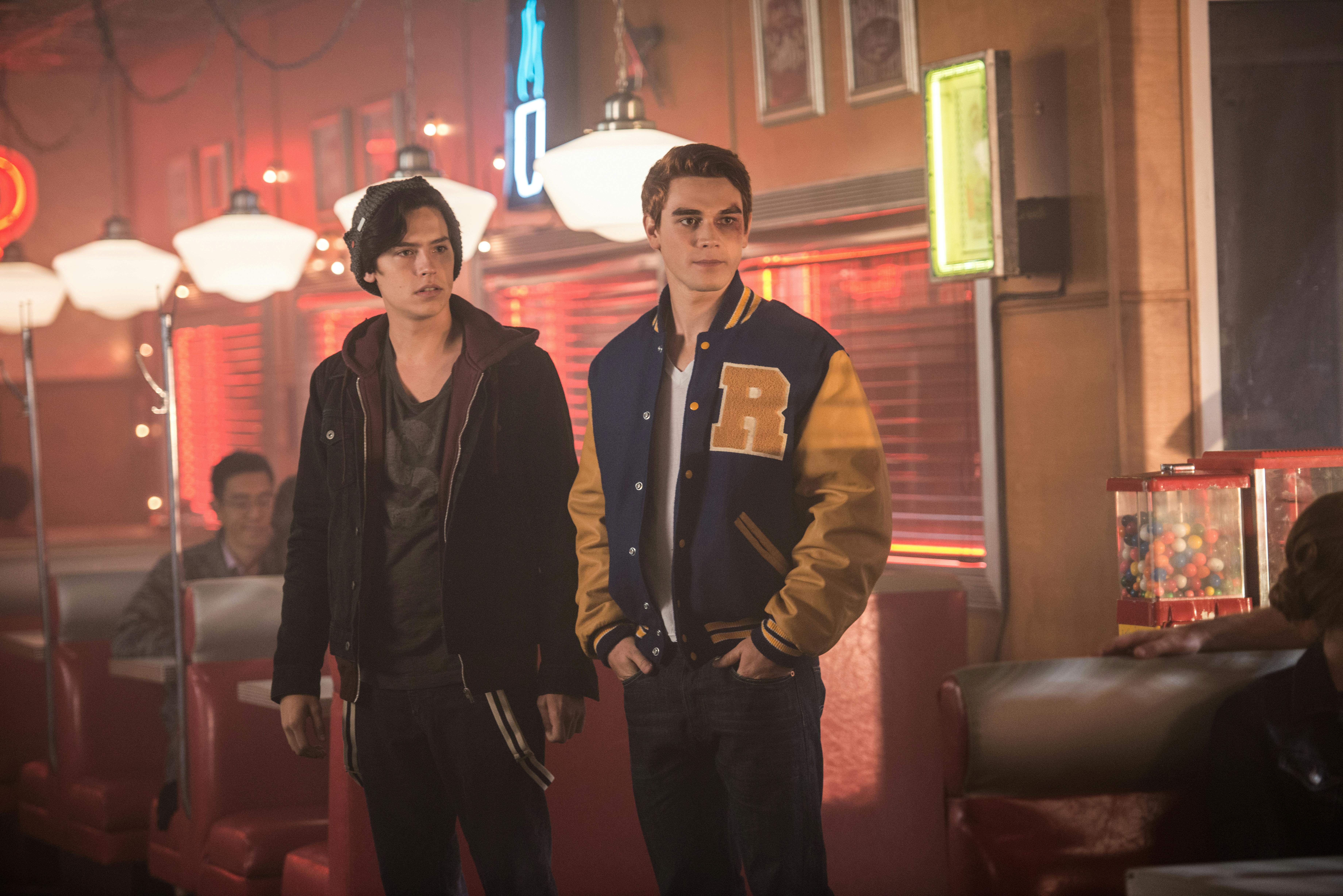 Tør du se med, når Archie og hans venner forsøger at opklare Riverdales mysterier? Riverdale sæson 1