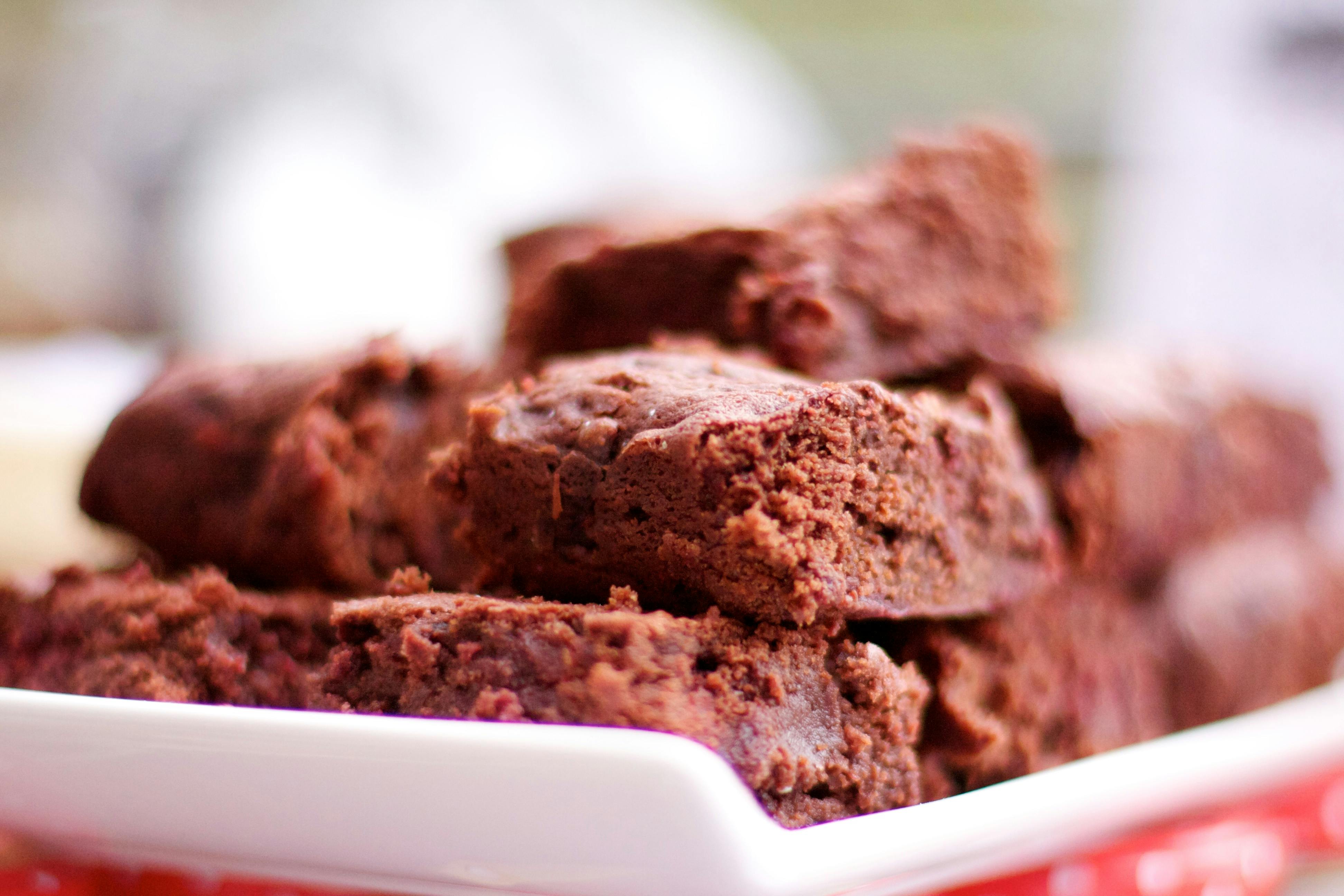 Rødbede giver den klassiske brownie et nyt islæt – både smagsmæssigt og med sin røde farve. Rødbedebrownie på et fad