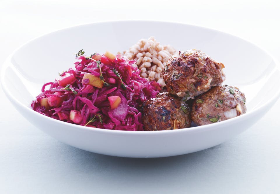 Oksekjøttboller med rødkålsalat Oksekjøttboller med rødkålsalat og perlebygg