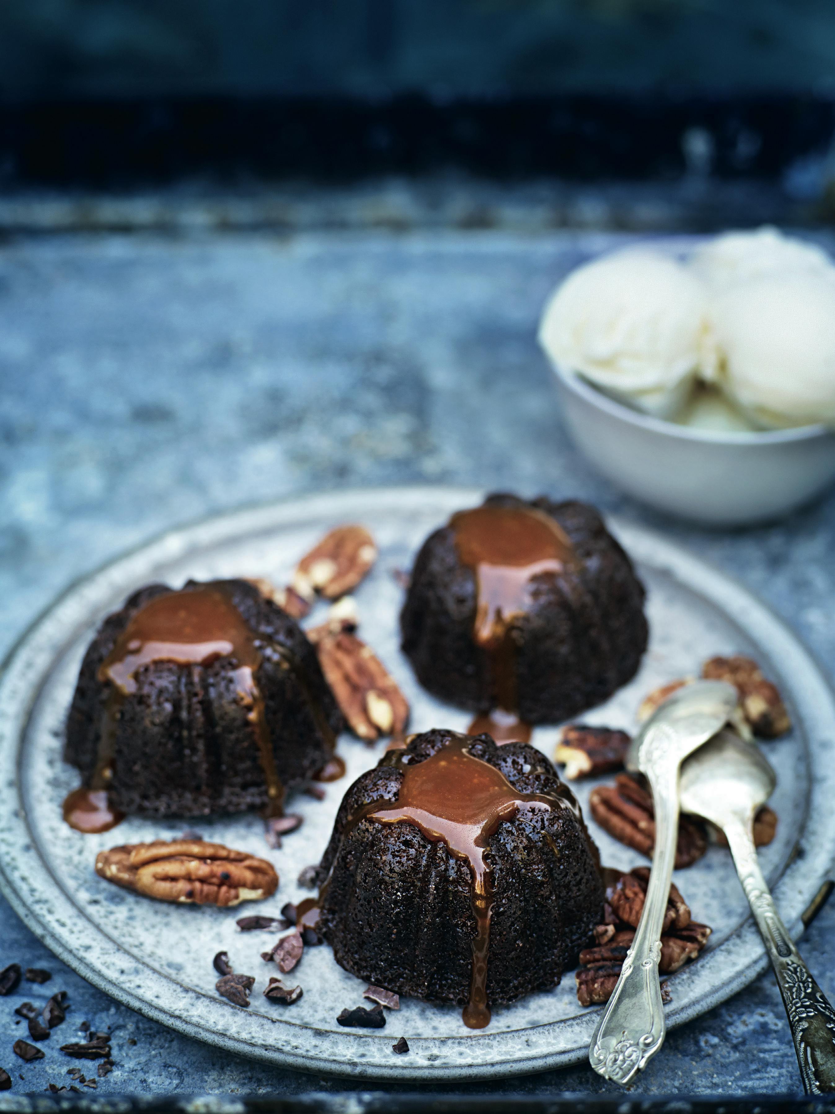 Lækre chokoladekager med karamelsauce og ristede pekannødder