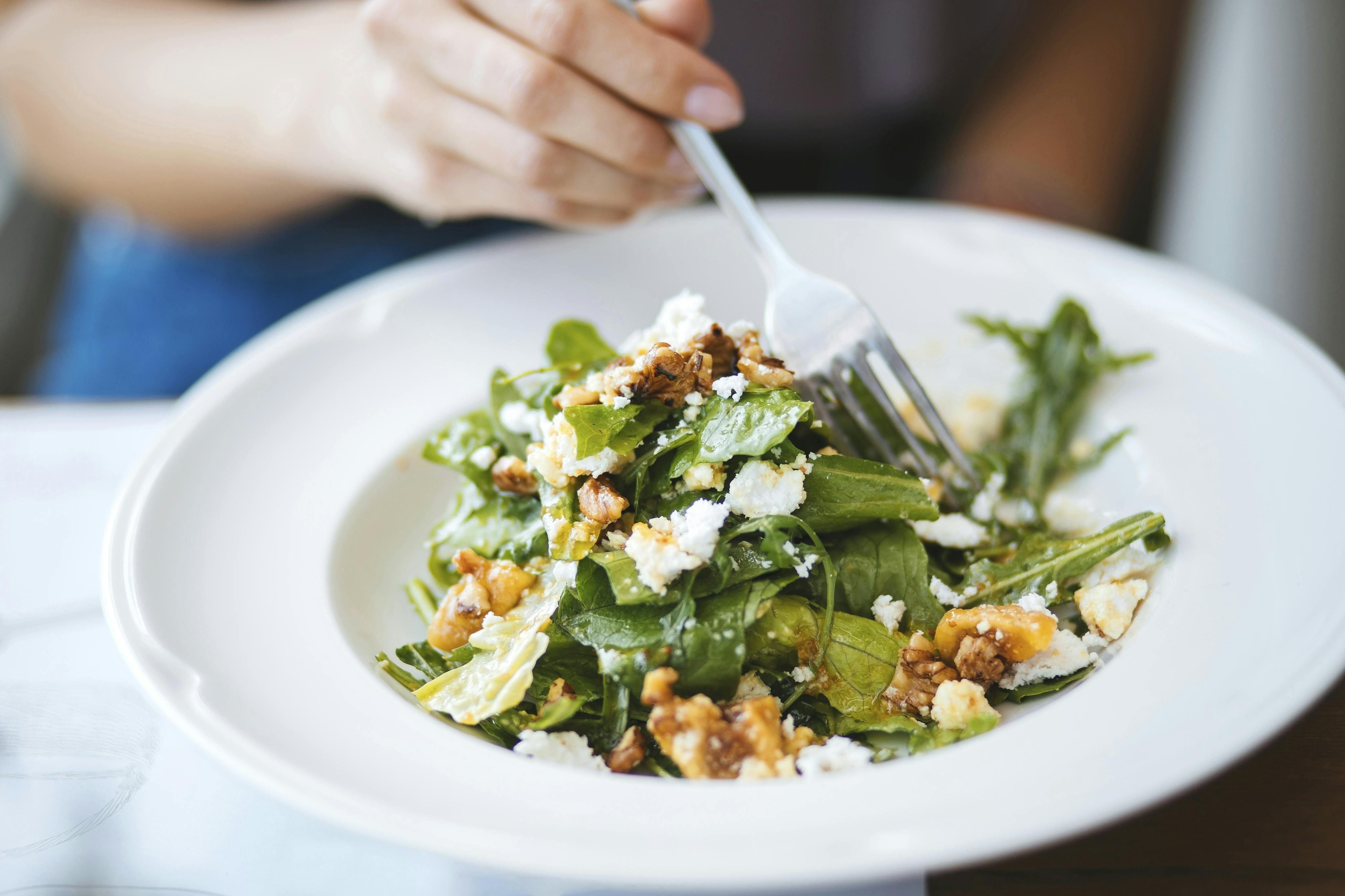 Drys valnødder på salaten, og byt slikposen ud med en håndfuld valnødder, og du gør noget godt for din tarm og dit hjerte. Salat med valnødder