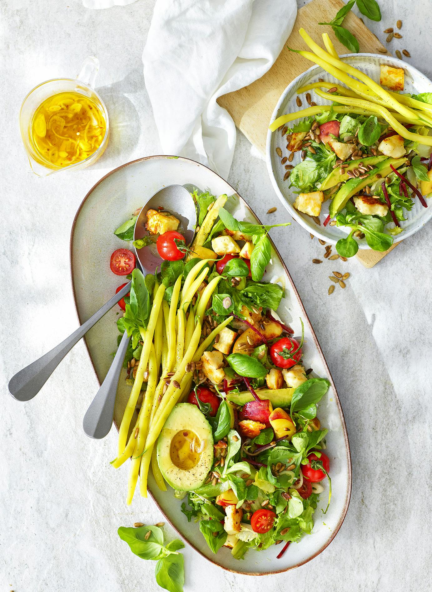 Salat med halloumi, advocado og nektarier Opskrift på salat med halloumi