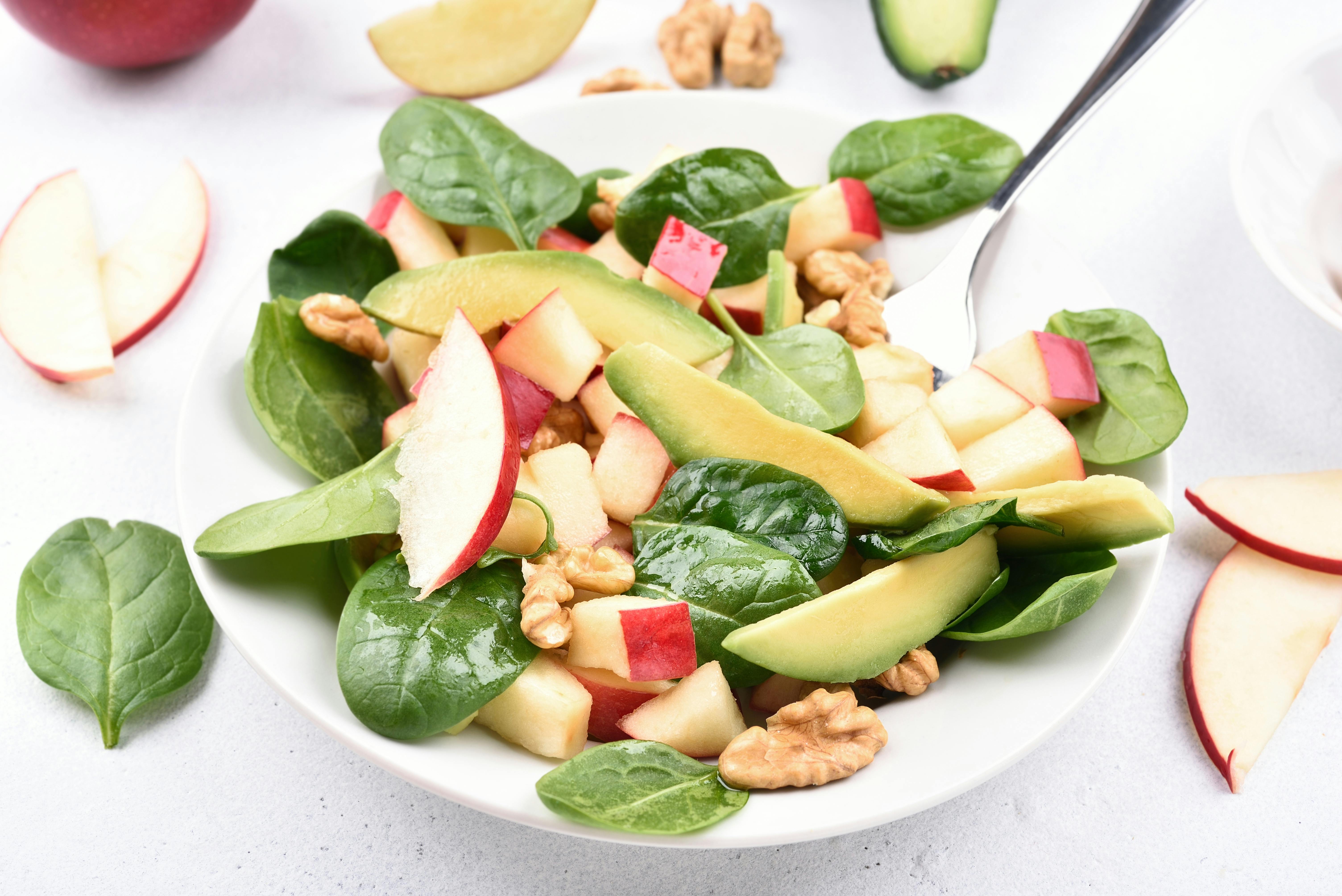 Avocado, valnødder, hørfrø og grove grøntsager gavner kroppens afgiftningsproces. Salat med avocado, spinat, valnødder og æble.
