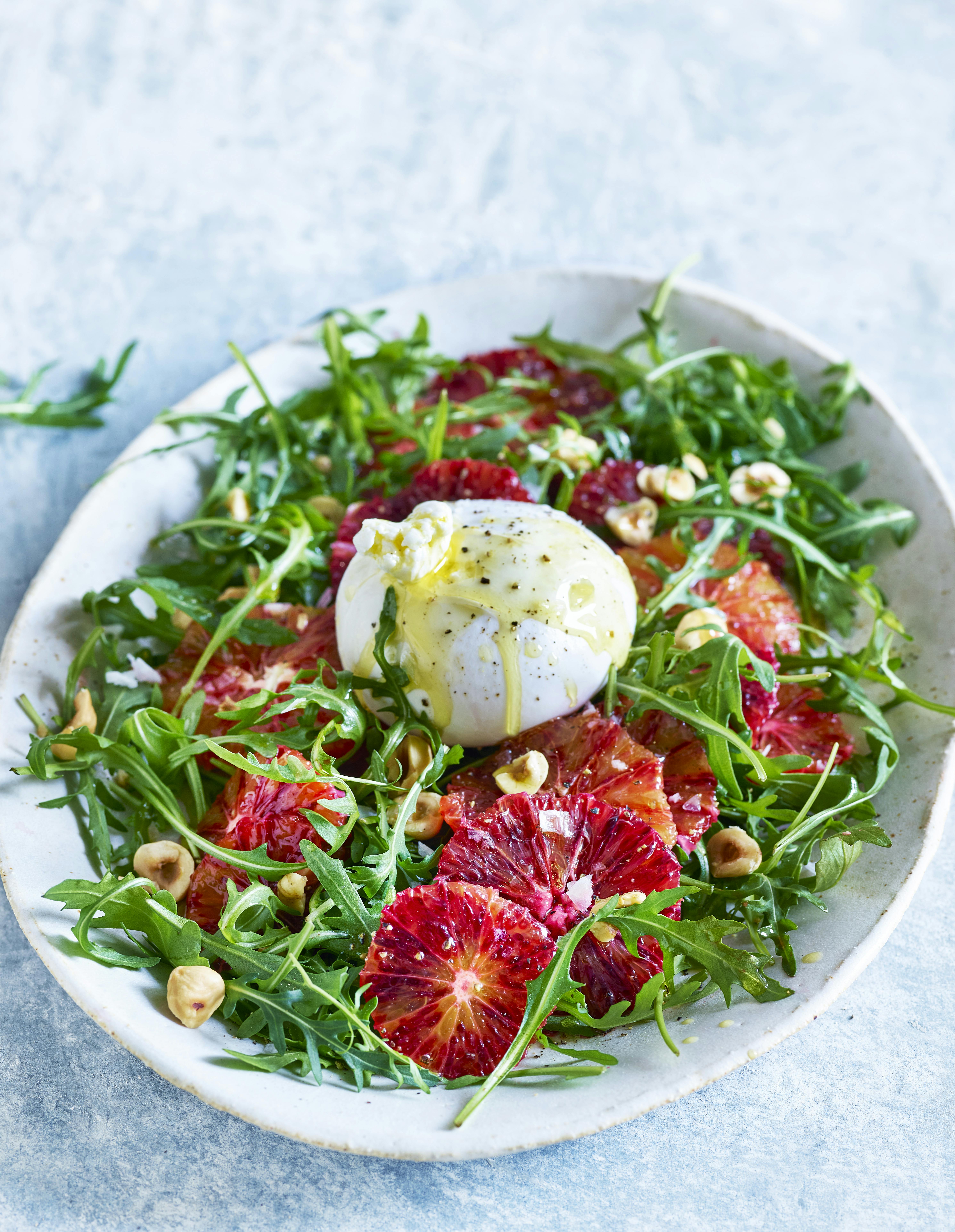 Blød og mild burrata, pebret rucola, fede hasselnødder og syrlig blodappelsin. Man kan bare se, at det spiller Blodappelsin, salat, æg