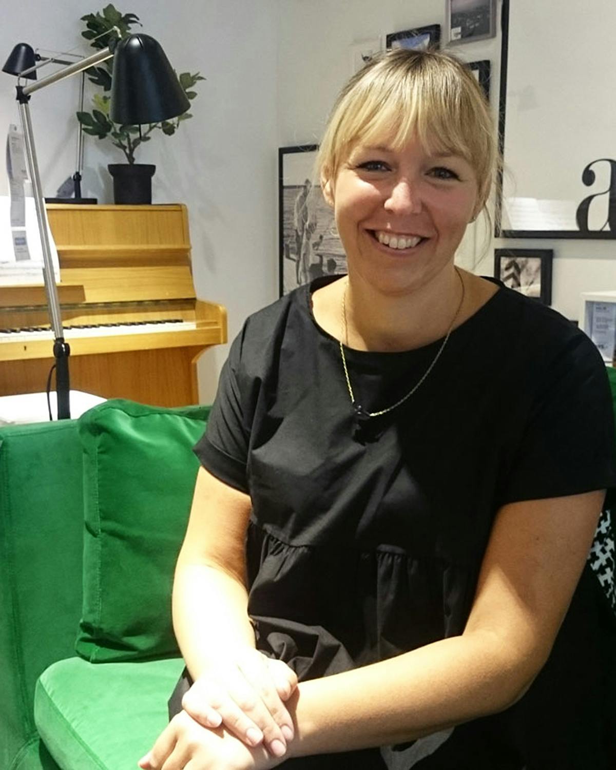 Sara Larsdotter Bendiksen er interiørdesigner og trendekspert hos Ikea. Her sitter hun i «Frogner»-leiligheten i Ikeas nye showroom på Skøyen.