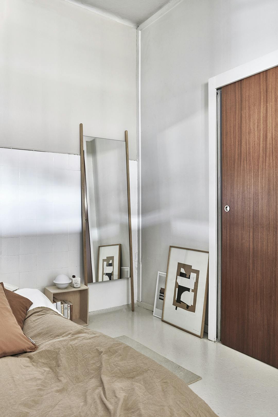 Het bed komt van Japanspecialisten en de spiegel is van Skagerak. Tegen de muur staan een limited edition-werk van Atelier Cph en een print die is ontworpen voor Stilleben Bed van Japanspecialisten, Skagerak spiegel en Stilleben print.