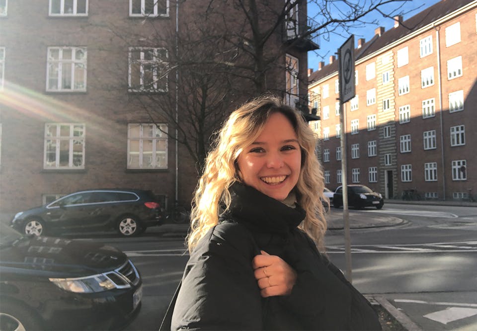 Sarah spekulerer, over hvordan hun møder nye mennesker under corona Sarah spekulerer, over hvordan hun møder nye mennesker under corona