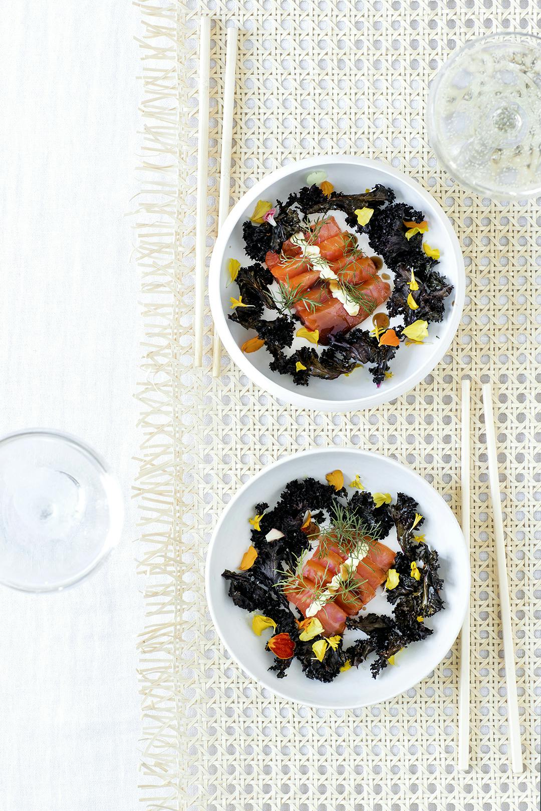 Koud gerookte zalm is het hoofdingrediënt van deze sashimi, waar we pittige boerenkoolchips bij geven. Koud gerookte zalm is het hoofdingrediënt van deze sashimi, waar we pittige boerenkoolchips bij geven.