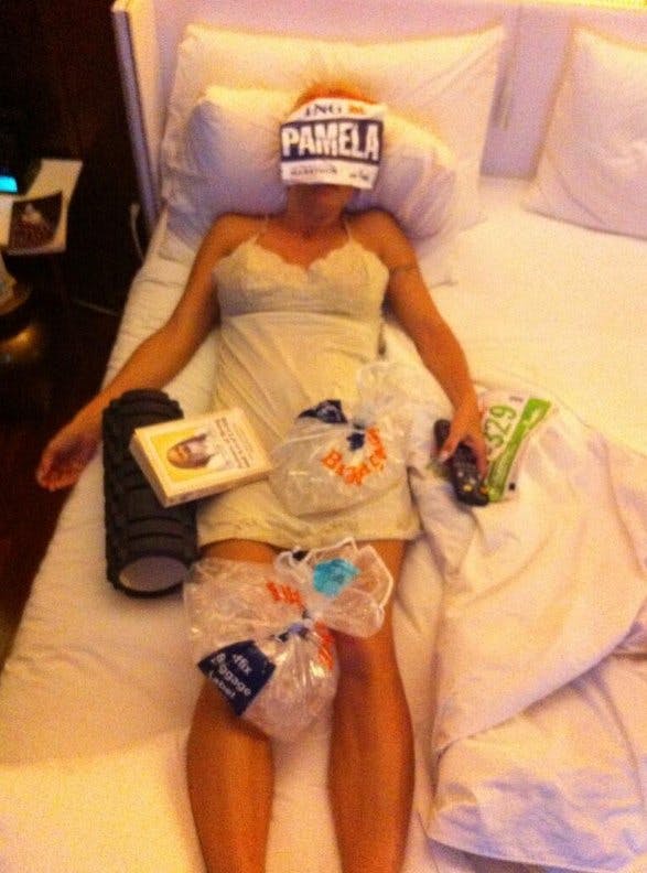 Pamela Anderson med isposer på benene efter New York City Marathon. Pamela Anderson med isposer på benene efter New York City Marathon.