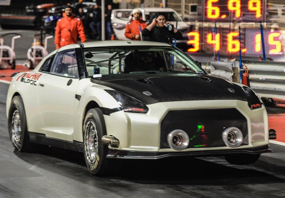 Hvid Nissan GTR, forfra