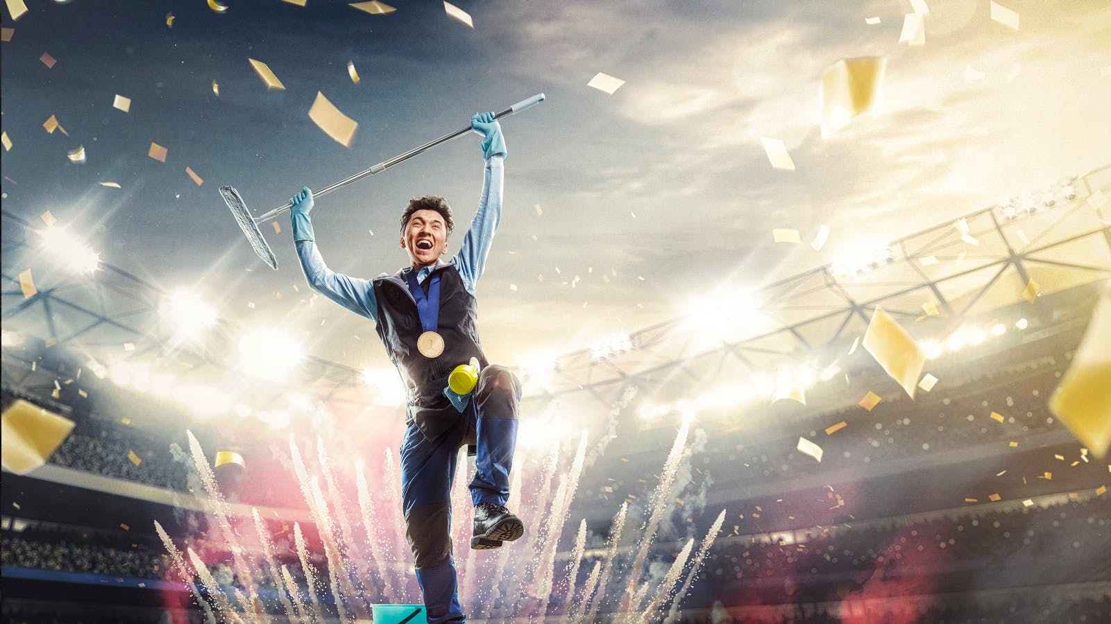Bild av en man som hyllas på ett stadium för sitt rengöringsarbete