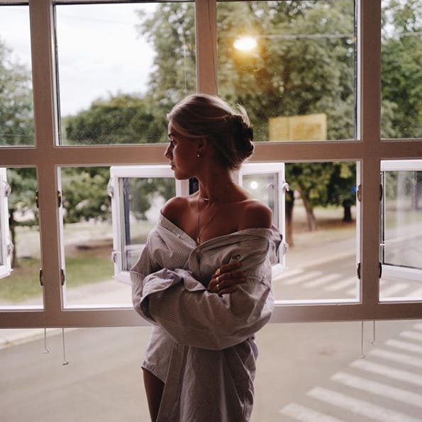 Off-shoulder: Oversized skjorte.