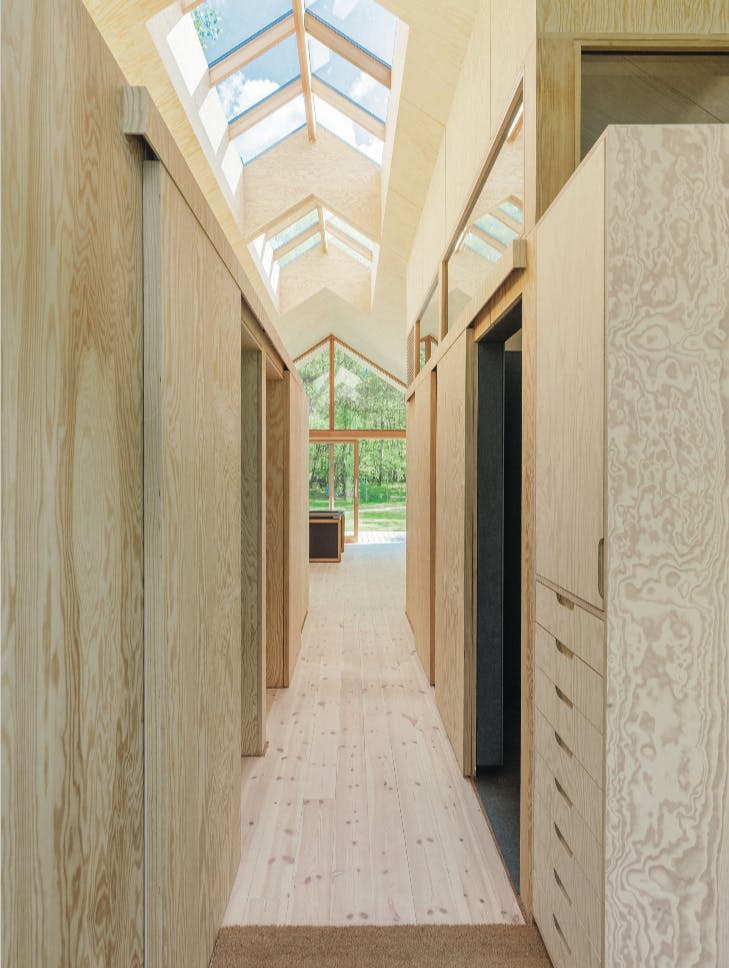 houten huis met hoog plafond en dakramen