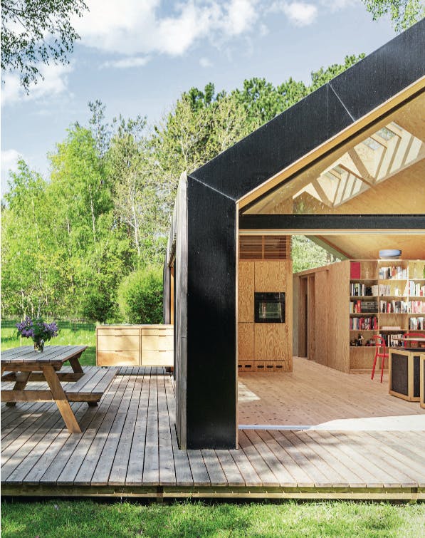 TERRAS, WOONKAMER EN TUIN INEEN. houten vakantiewoning met veranda en picknicktafel