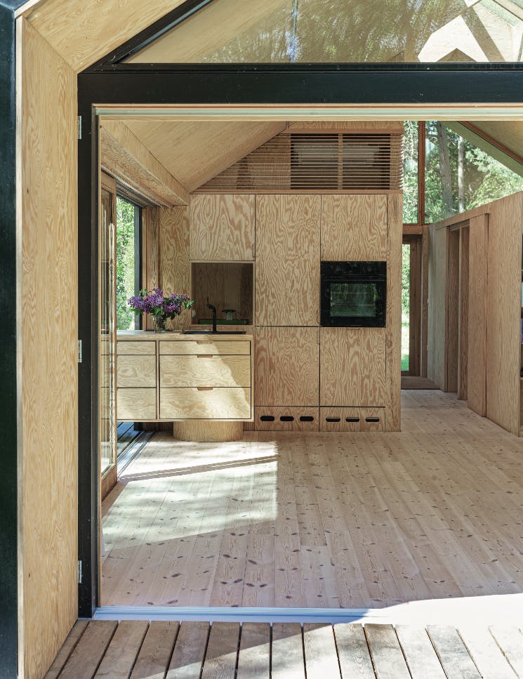 De keukenapparaten versmelten met de rest van het huis. houten keuken met planken vloer