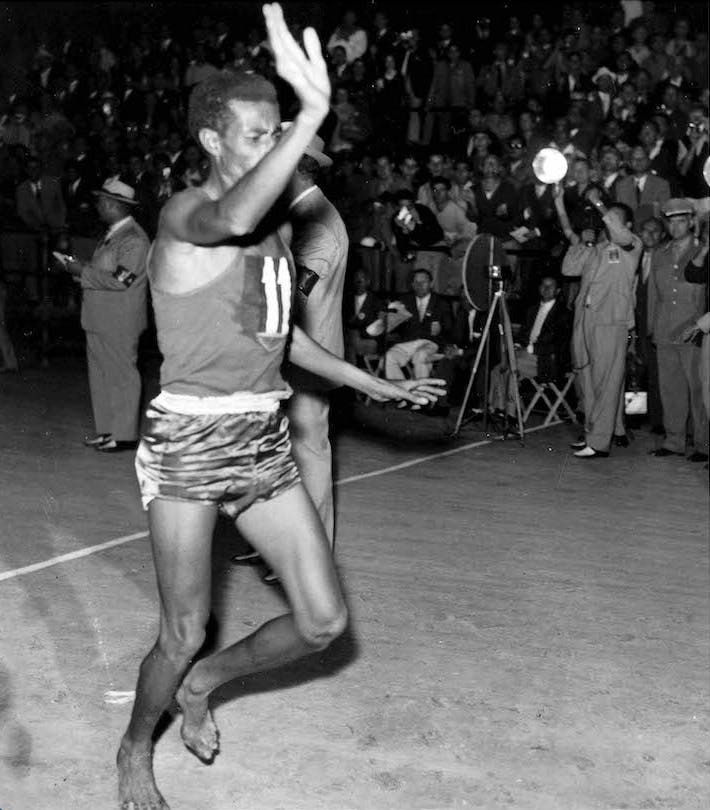 På ett underlag av asfalt och gatsten slog Abebe Bikila 1960 världsrekord på maraton – barfota. Abebe Bikila
