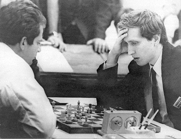 Iskaldt møte Bobby Fischer og Boris Spassky spiller skak