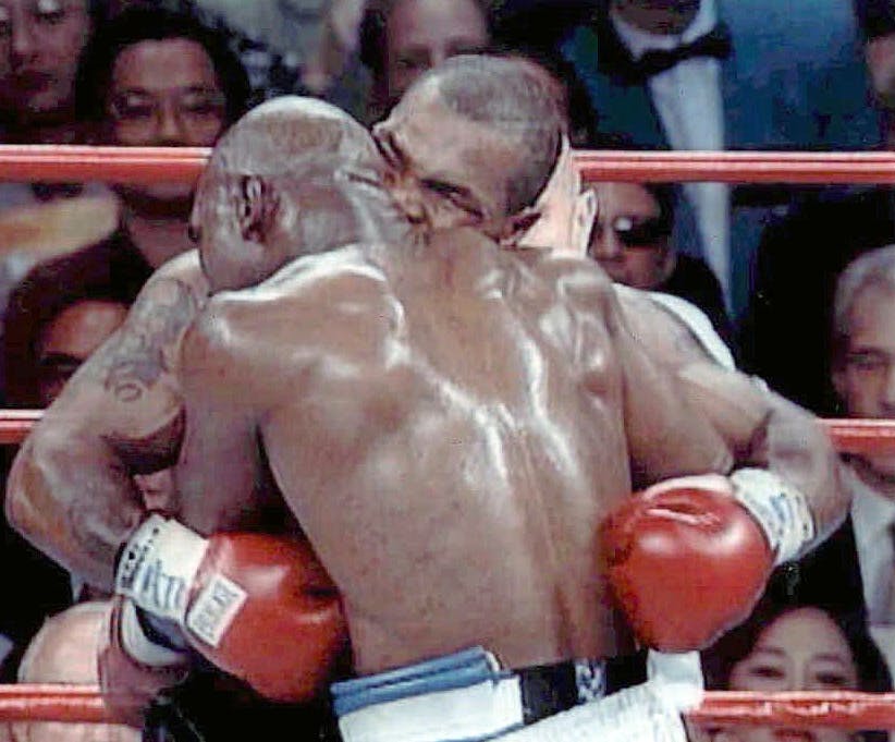 Det kontroversielle bittet Mike Tyson biter Evander Holyfield i øret